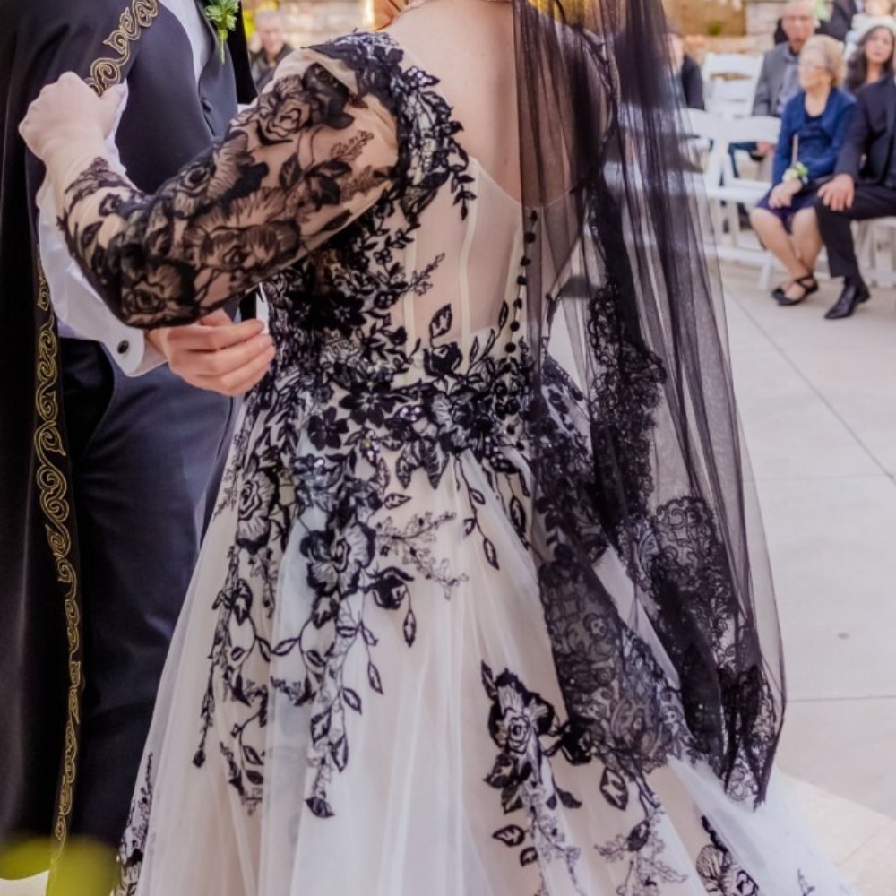 Plus Size Wedding Dresses Gothic Black White With Long Sleeve V Neck Bridal Gown