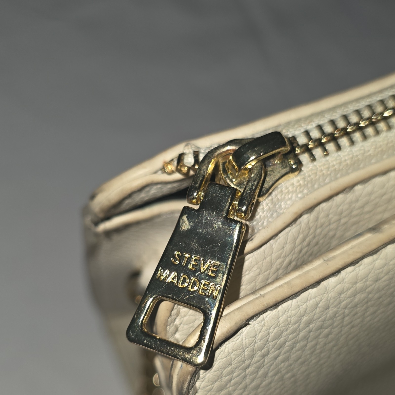Steve Madden Women’s Small Beige Logo Crossbody Zip/Magnetic Chain Detach Strap