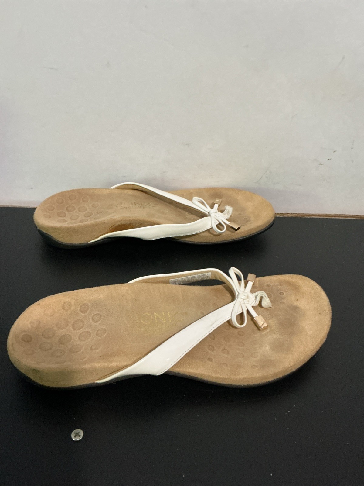 Vionic Bella II White Bow Patent Faux Leather Orthotic Flip Flop Sandals Sz 6