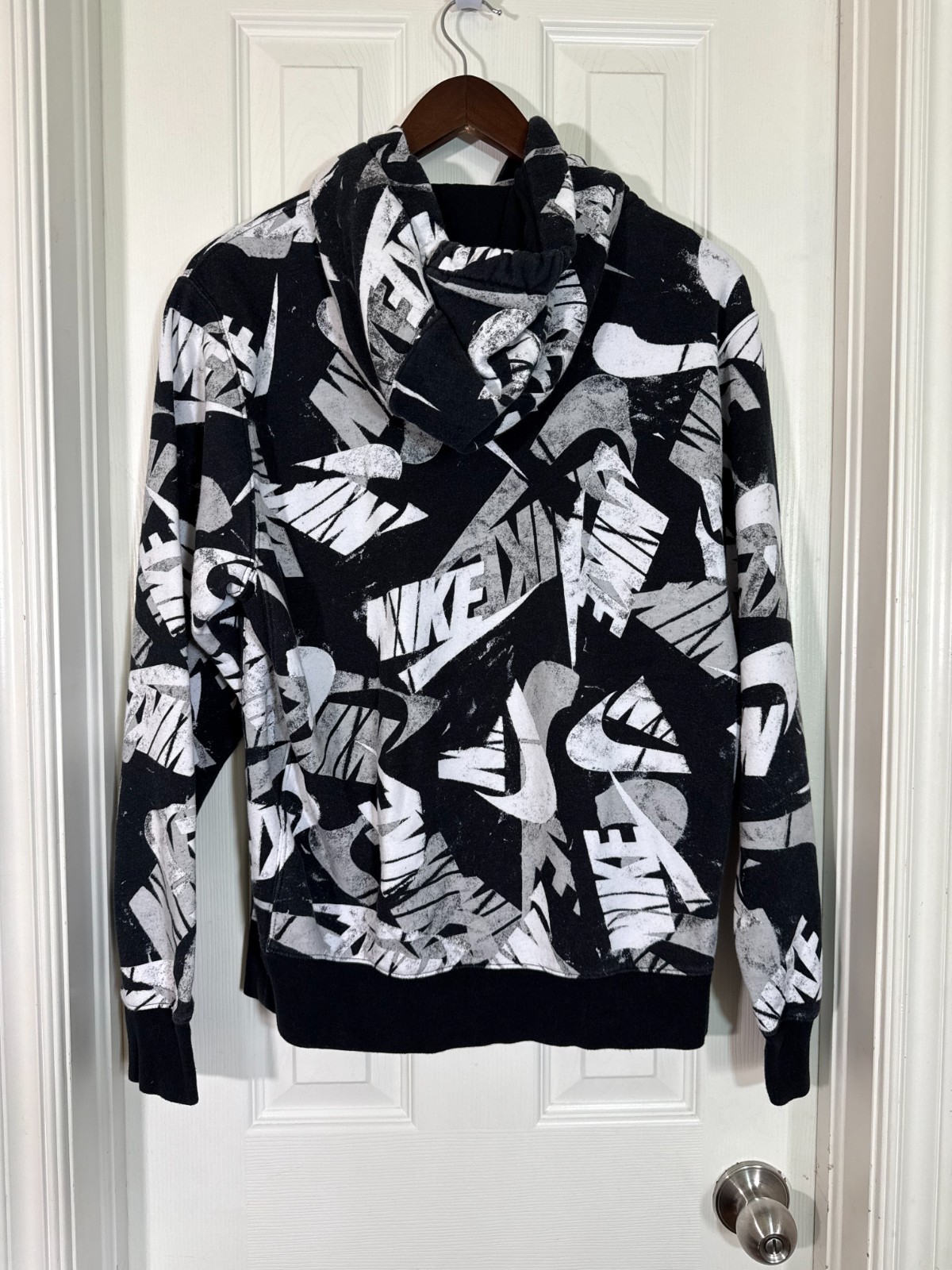 Nike Men’s Black & White All Over Logo Pullover Crewneck Hoodie Size Small