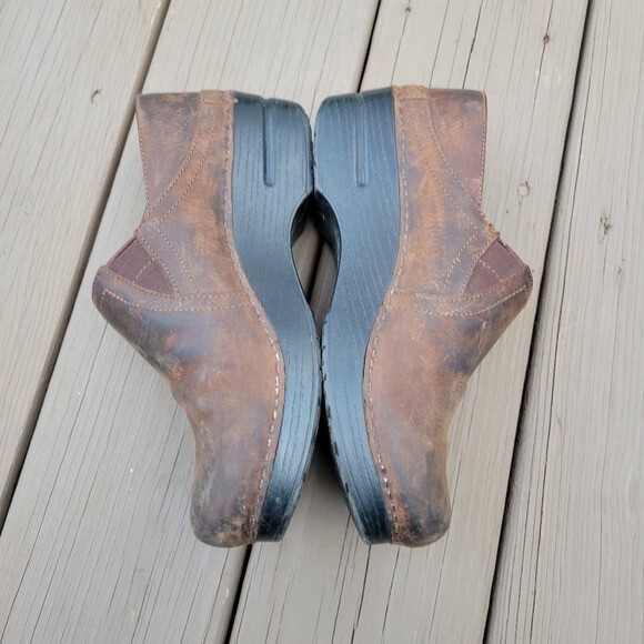Dansko Professional Pepper Brown Oiled Leather Platform Distressed Clogs 39