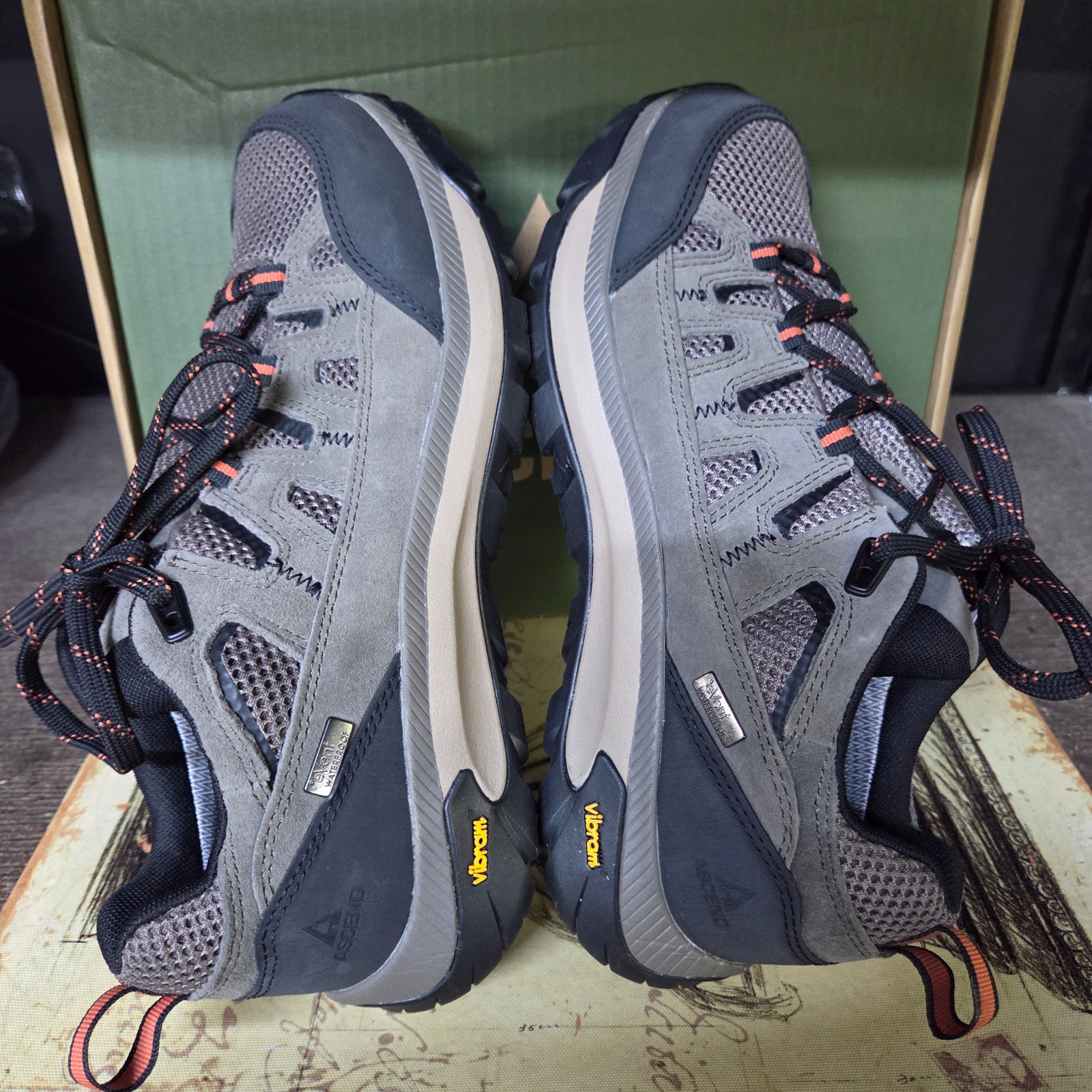 Size 9.5 Ascend Mojave Low Hiking Men’s Shoes Waterproof Vibram Charcoal-Olive