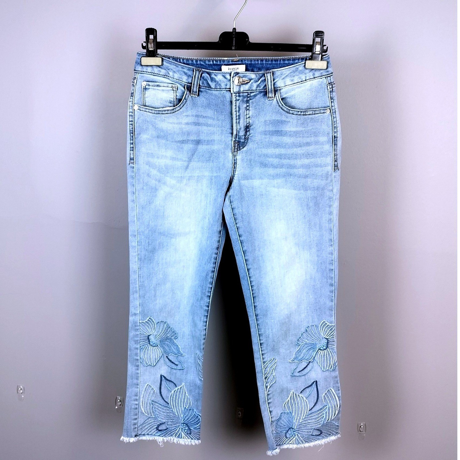 Kensie Floral Embroidered Raw Hem Cropped Jeans 8/29 Light Wash Stretch
