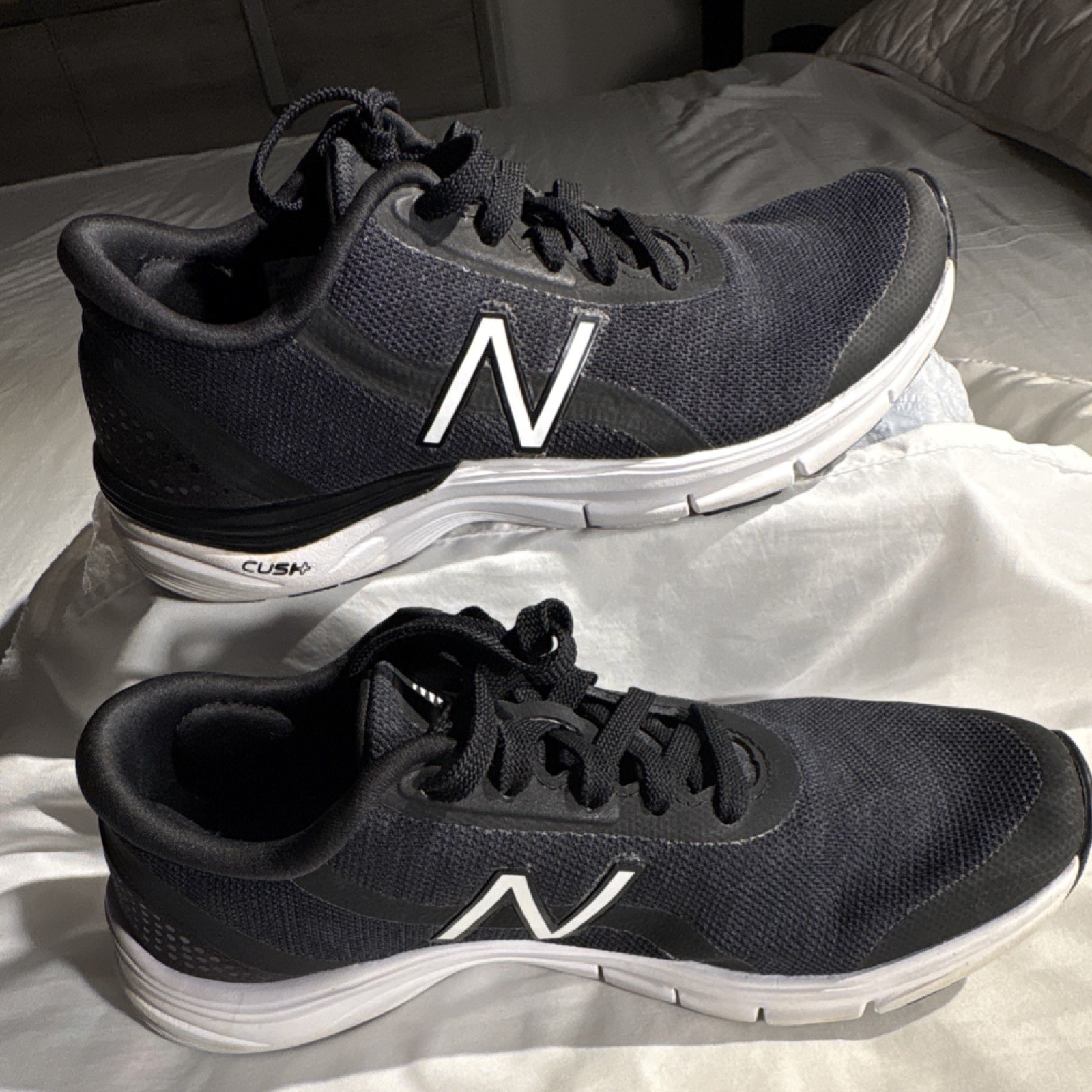 New Balance Women’s Black/White Mesh Low Top Lace-Up Athletic Sneakers WX711BH3