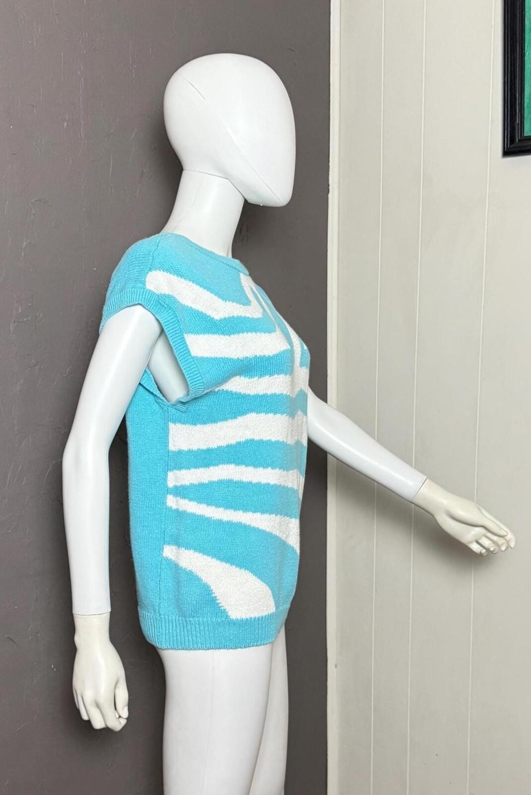 1980’s Turquoise and White Zebra Print Sleeveless Hand Knit Sweater Size M-L
