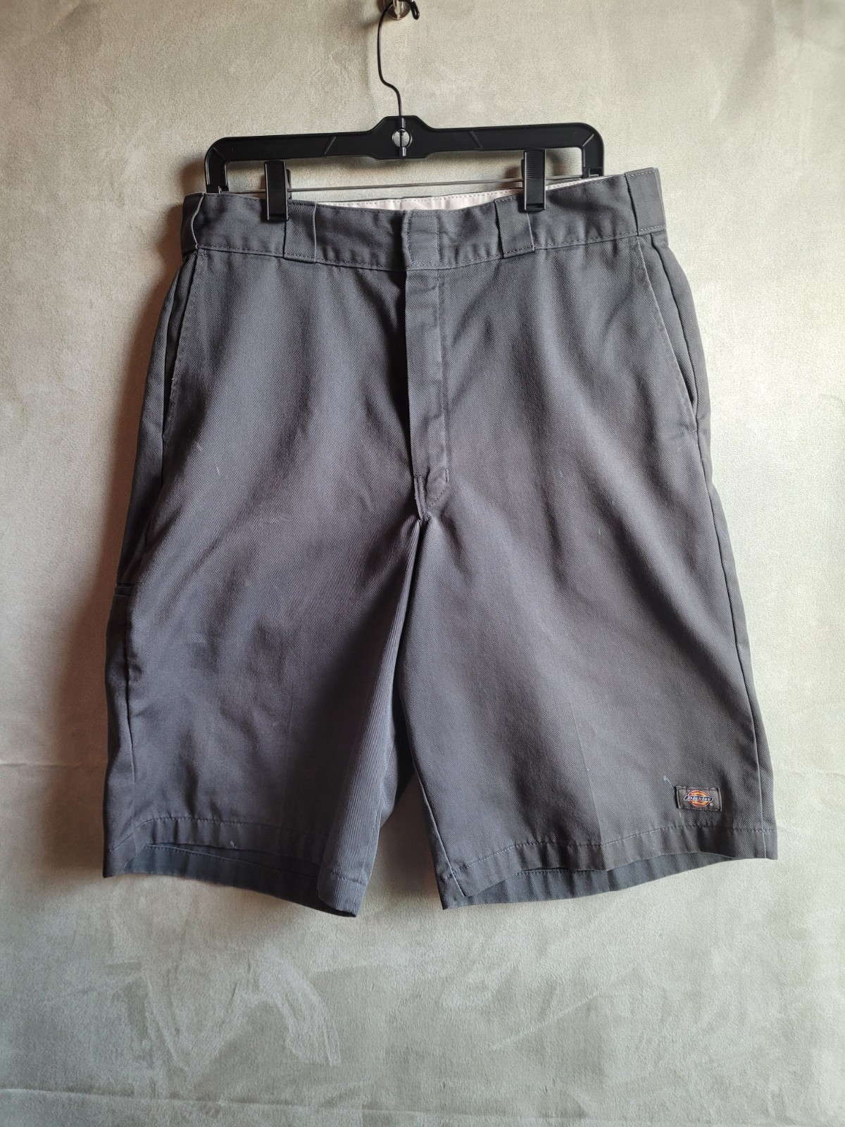Dickie Shorts Men’s Measures Size 33 Grey Cell Phone Pocket White and blue stain