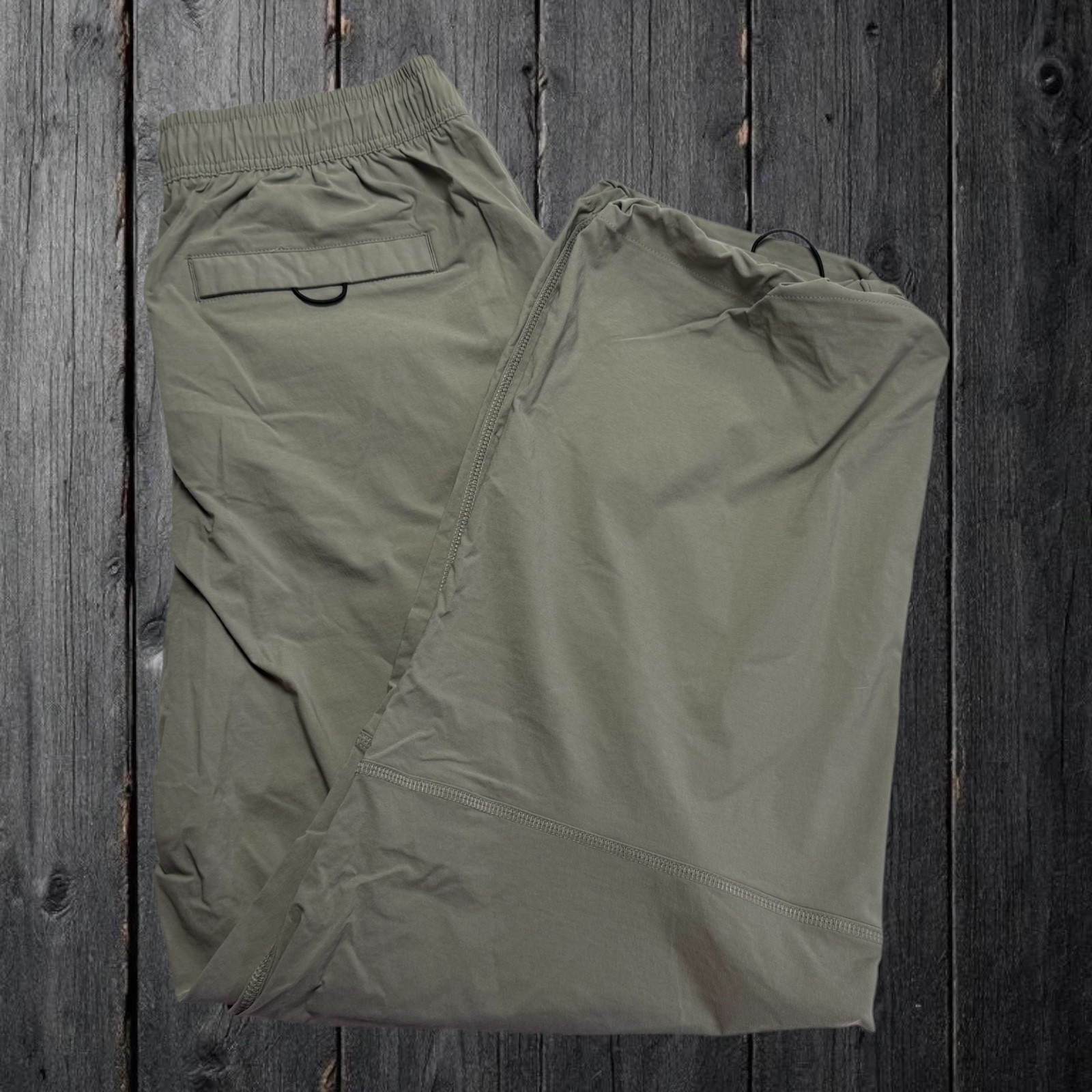 Nike Tech Men’s Medium Woven Olive Green Oversized Woven Pants HM7158-320 $120