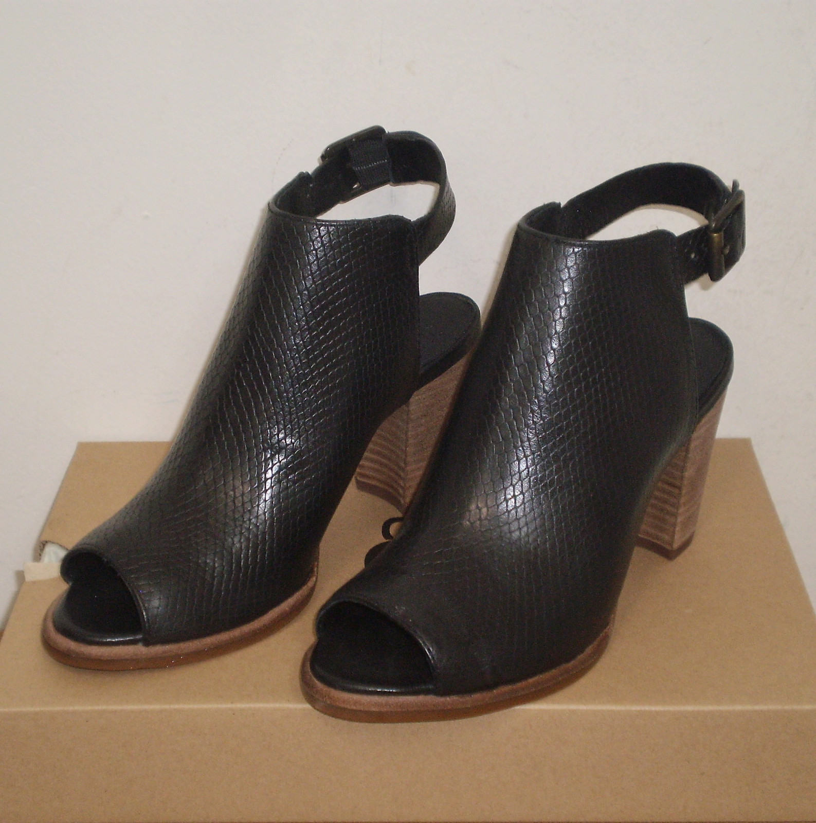 UGG AUDREY EXOTIC Peep Toe Sandals BLACK Embossed Leather 9.5US NWB $160 MSRP