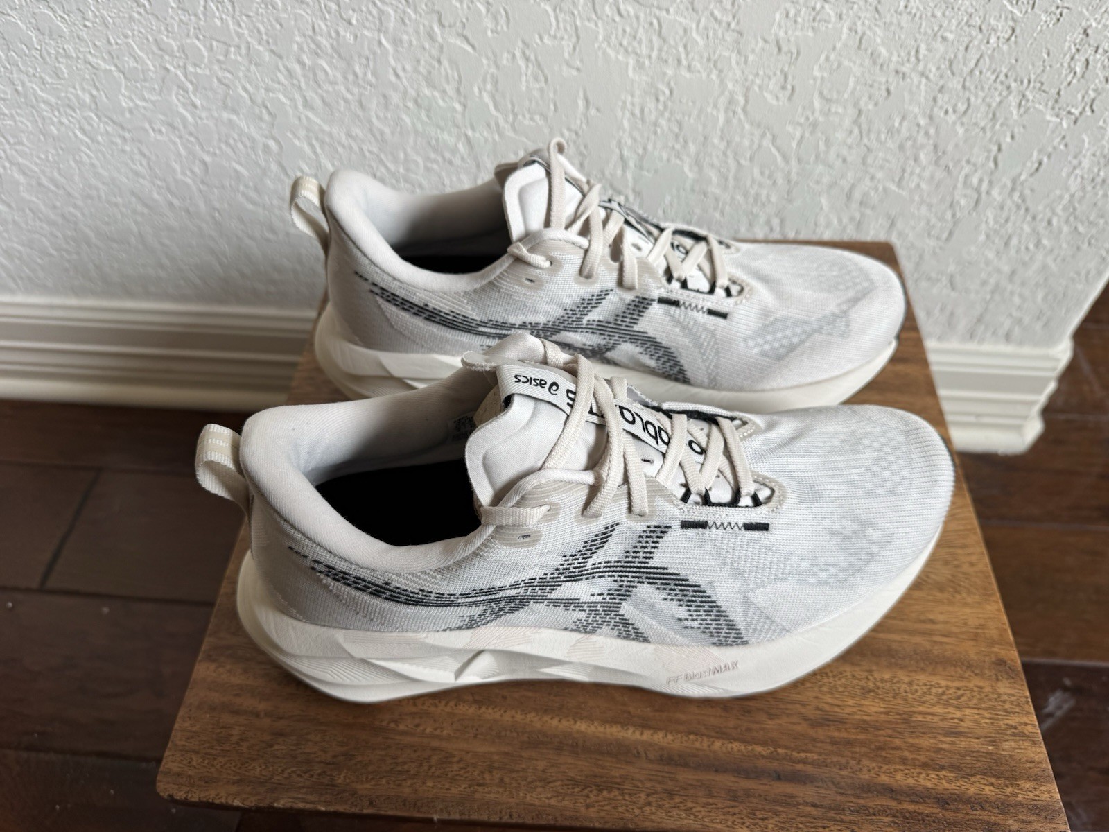 Asics Novablast 5 Men’s Oatmeal/Black Size 9
