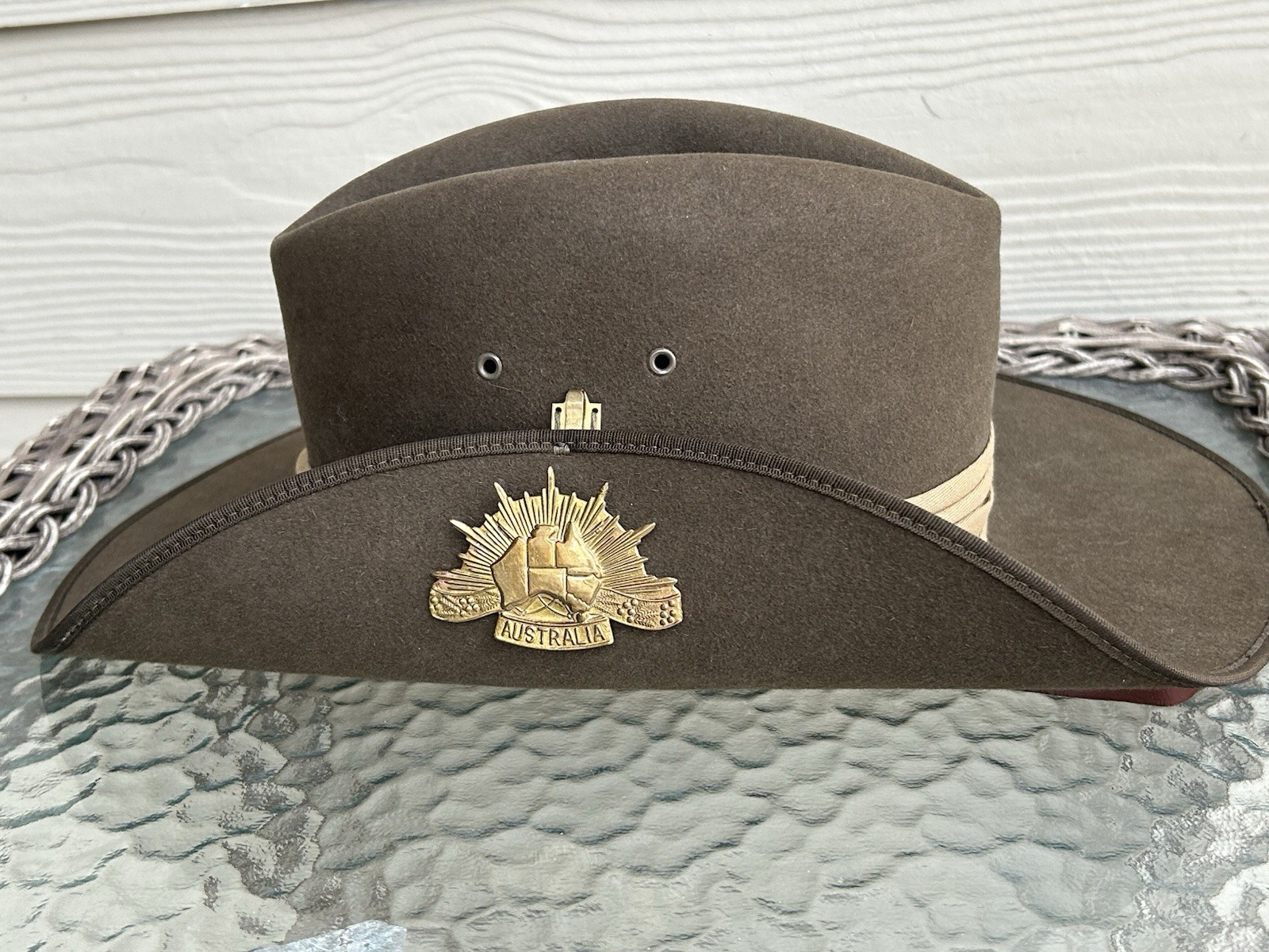 Excellent AKUBRA Pure Fur Felt SLOUCH HAT w/Australia Metal Badge Military sz 55