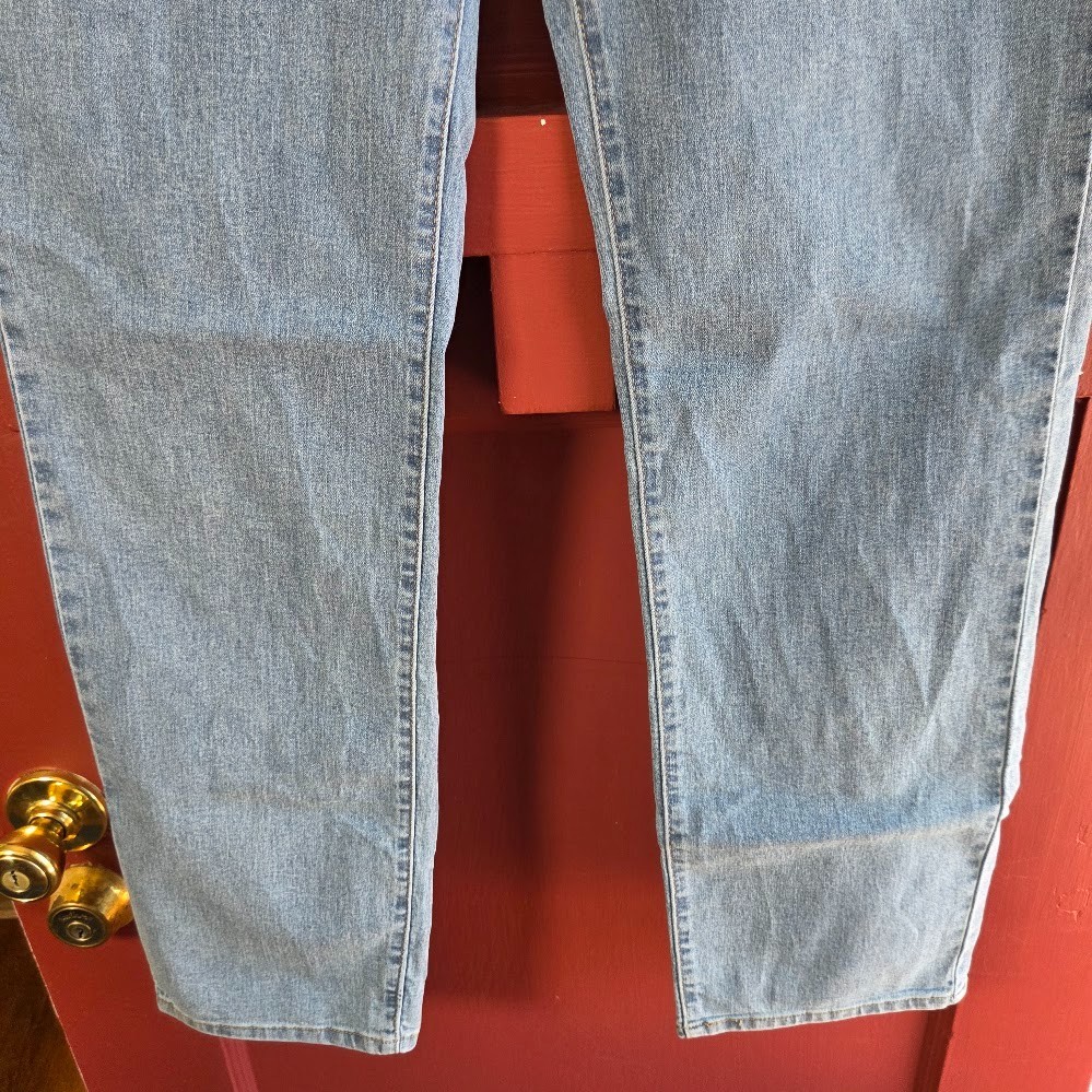 Levi’s Women’s Blue 314 Light Wash Shaping Straight Mid-Rise Jeans Size 31 x 32