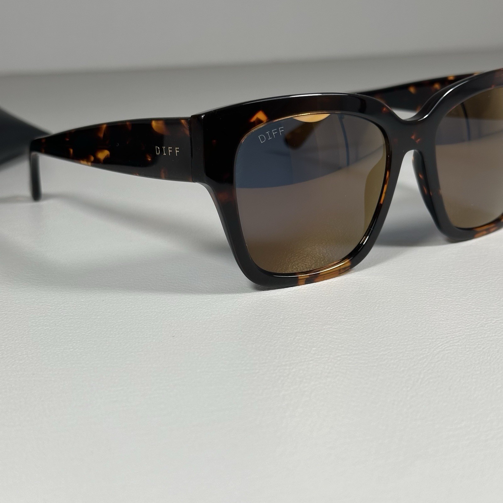 DIFF Bella II DI-GM171 Squared Tortoise Sunglasses