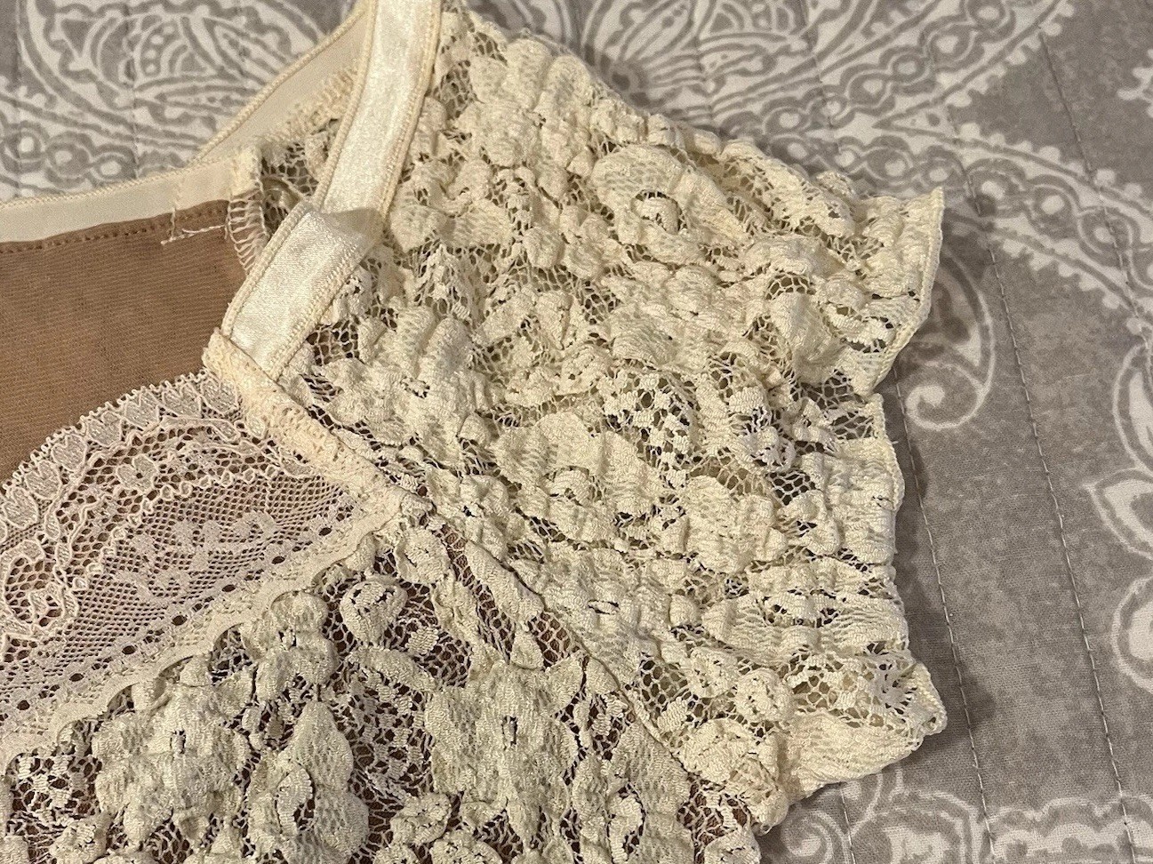 Cabi Cream Beige Lace Blouse Medium Floral Overlay Sheer Romantic Cap Sleeve Top