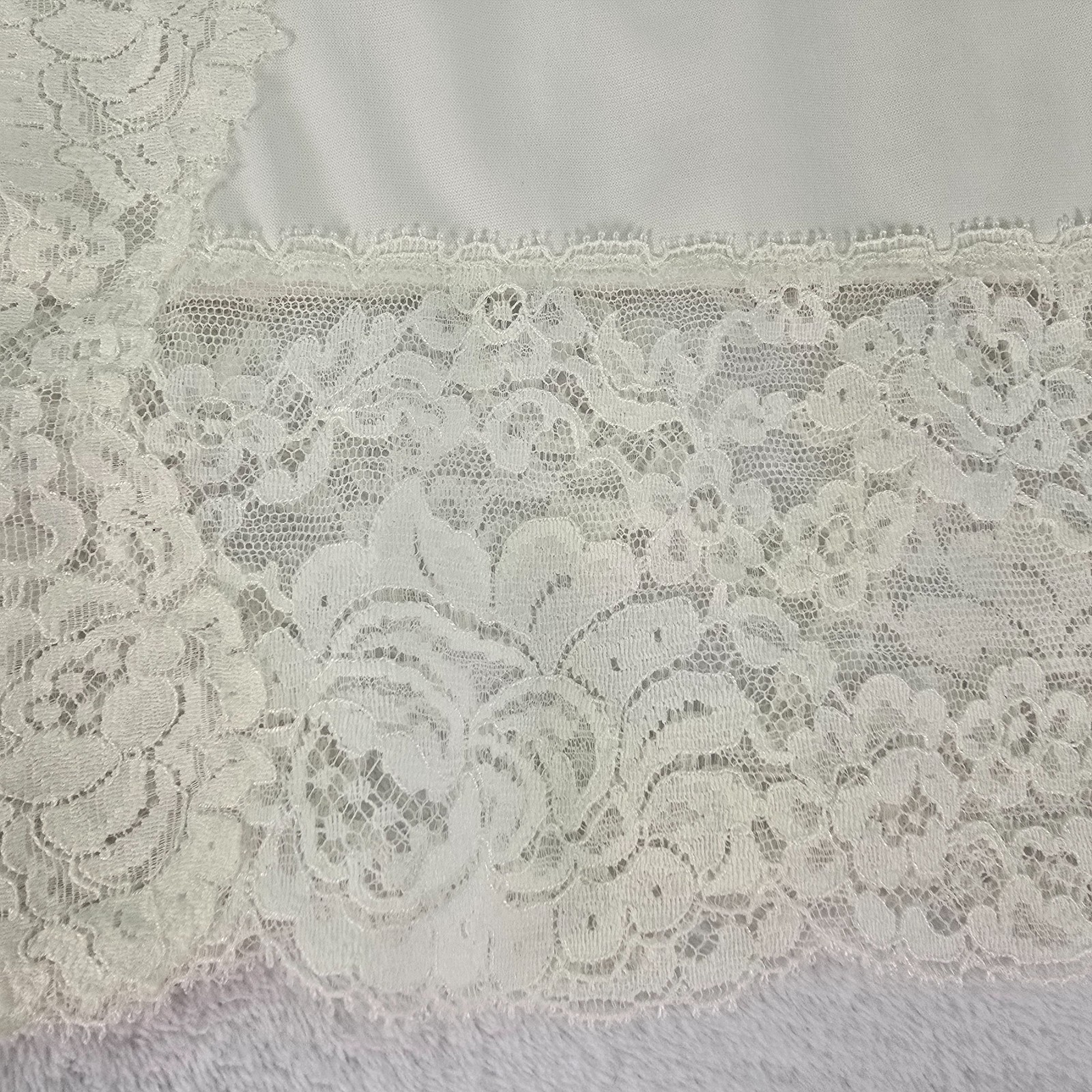 Vintage White Nylon Half Slip Wide Lace Trim Size M Kick Pleat 20.75″ Long