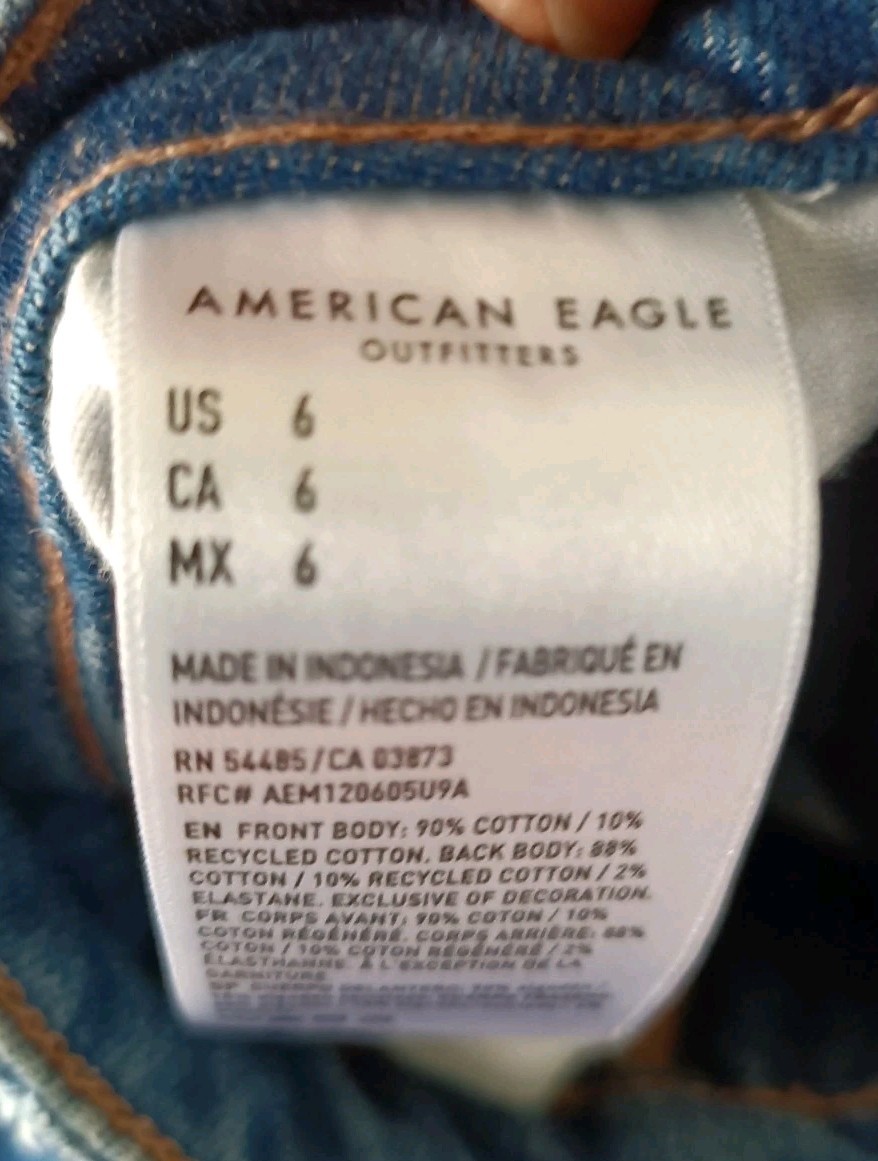 American Eagle Strigid Ripped Denim Mom Short Size 6 Blue Distressed