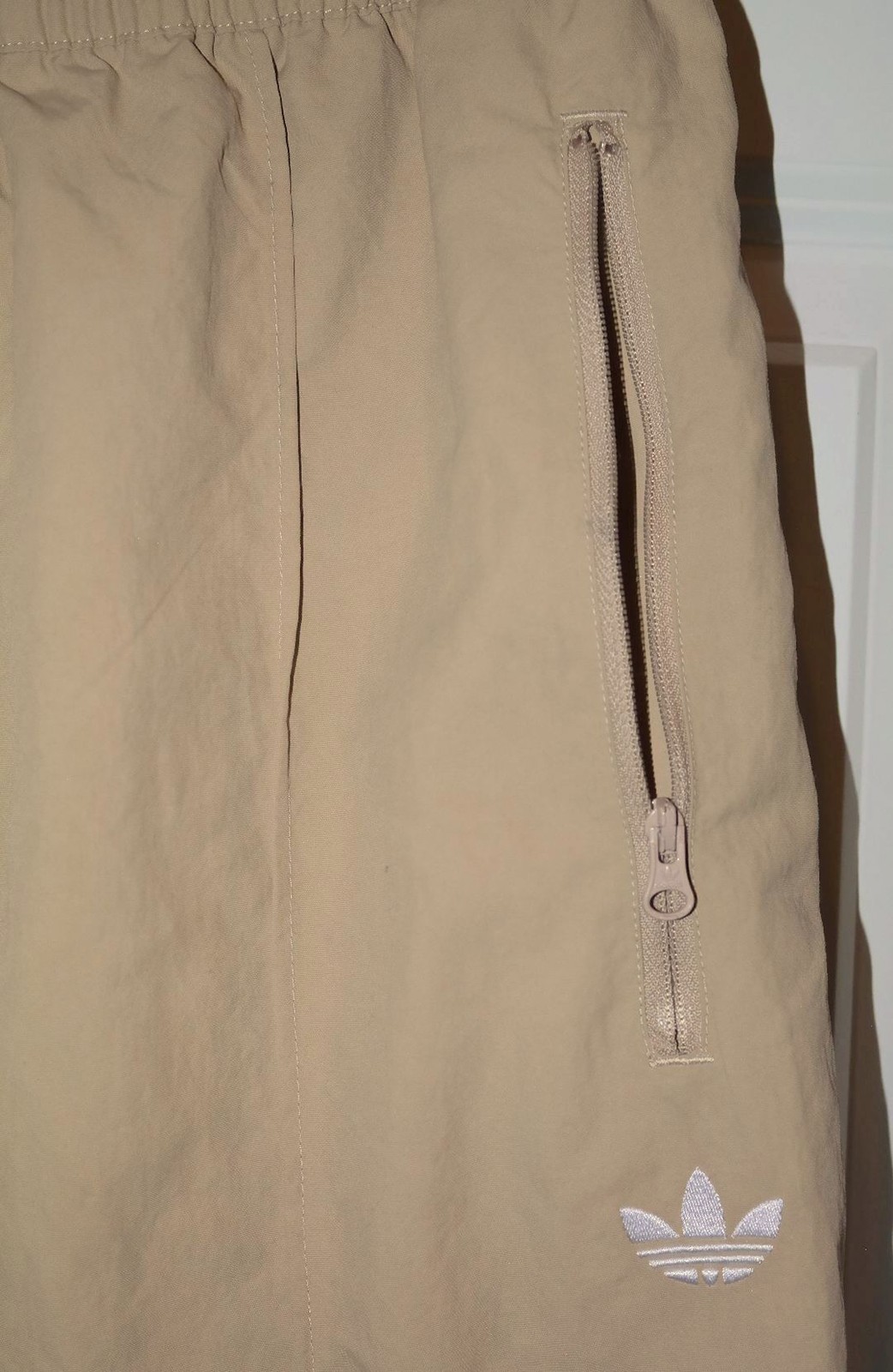 NWT ADIDAS Originals Gender Neutral Beige Pintuck Pants Size M Unisex IJ0988