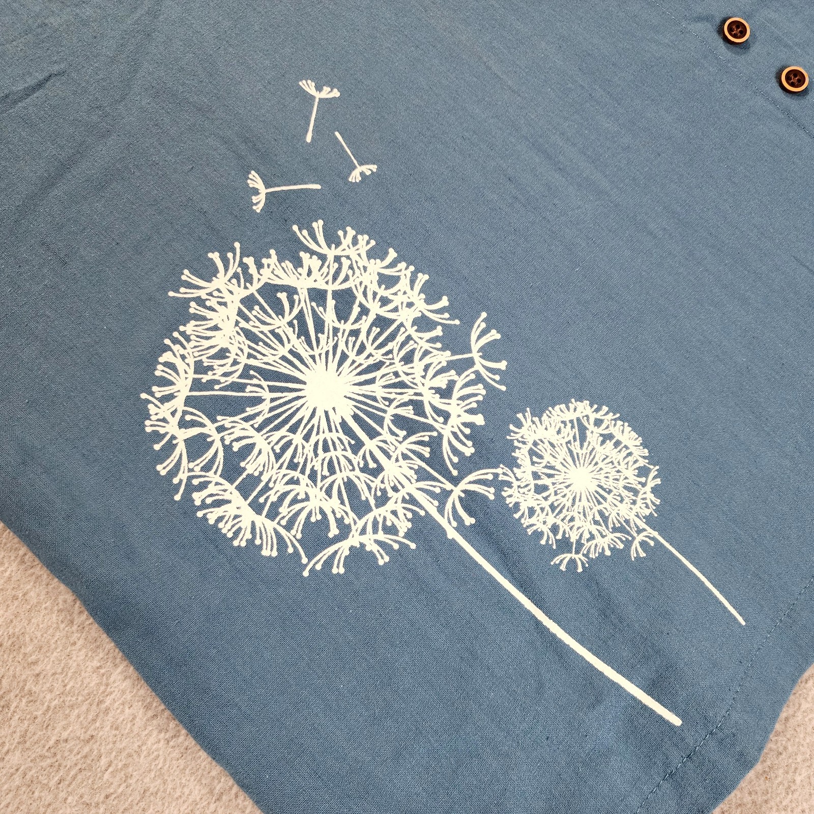 NWT E Retro Floral Dandelion Short Sleeve Blue Top Women’s Size M Button Accent