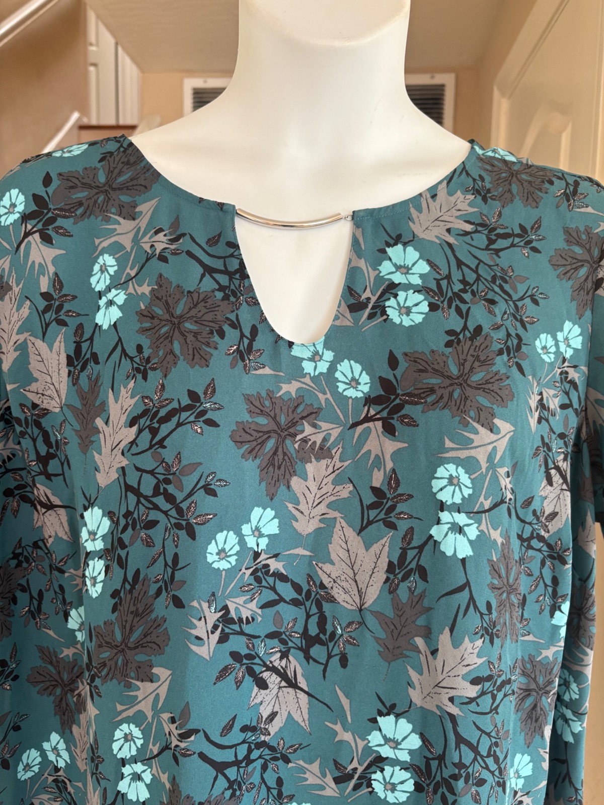 NWOT Sejour Dark Teal Floral Leaf Print Top Key Hole Neckline Silver Detail 18W