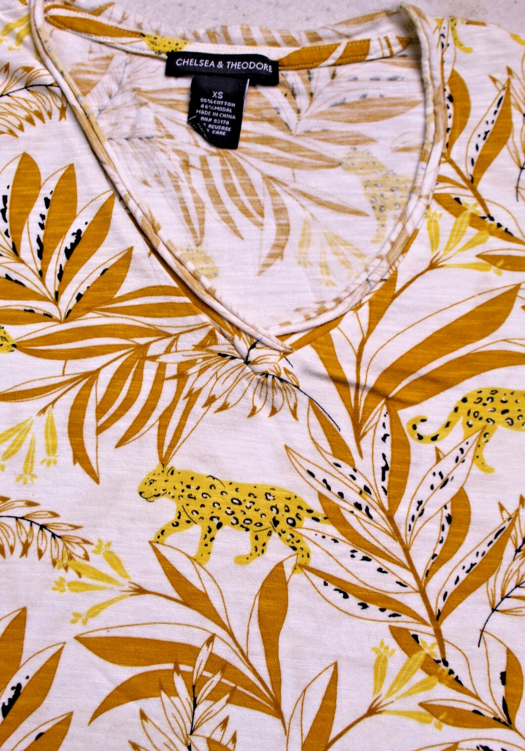 CHELSEA & THEODORE TEE SHIRT woman size XS gold white leopard print short sleeve