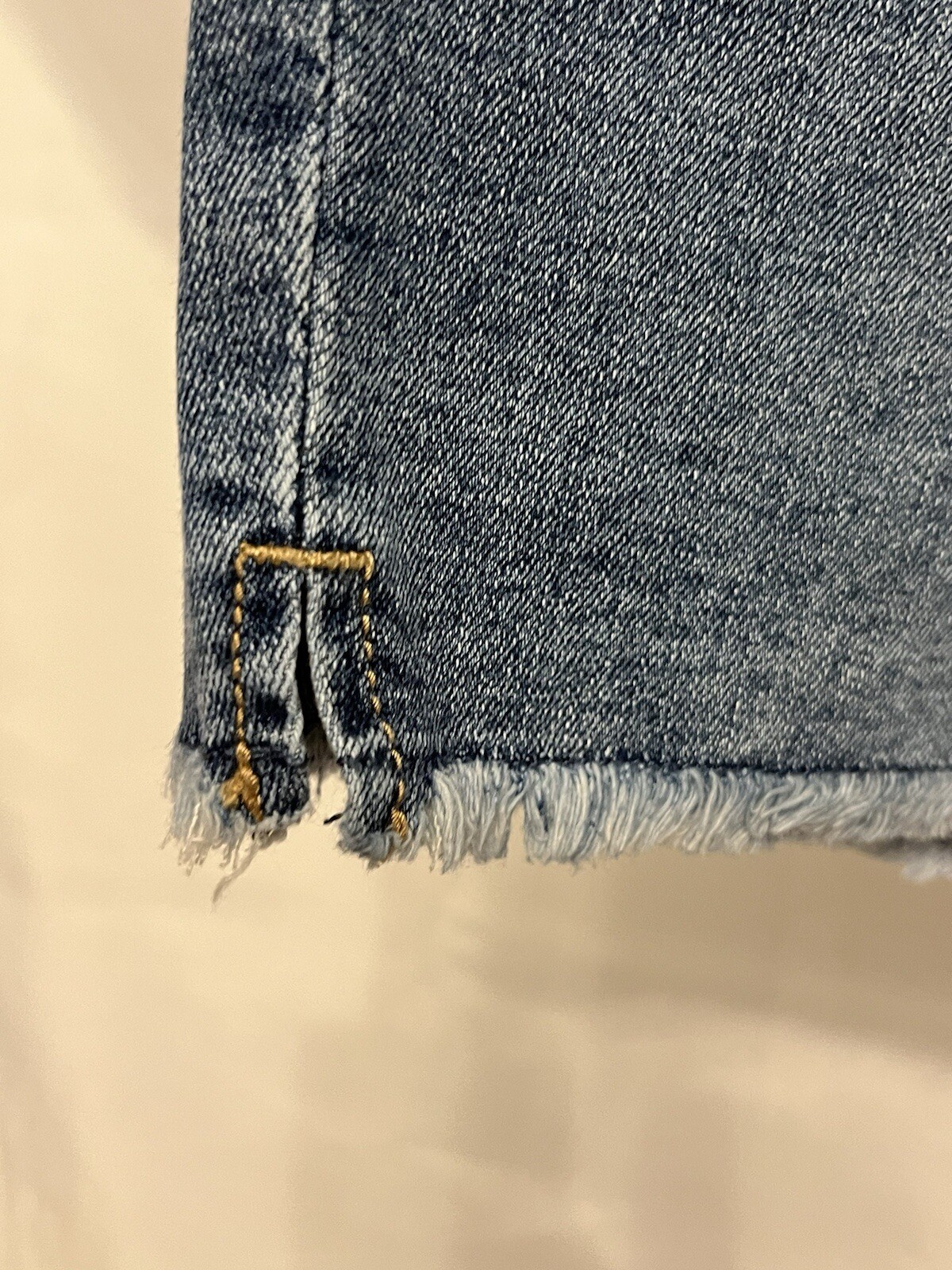 Seven7 Women’s 5″ Fray Hem Mid Rise Comfortable Denim Weekend Short Sz 14 $59