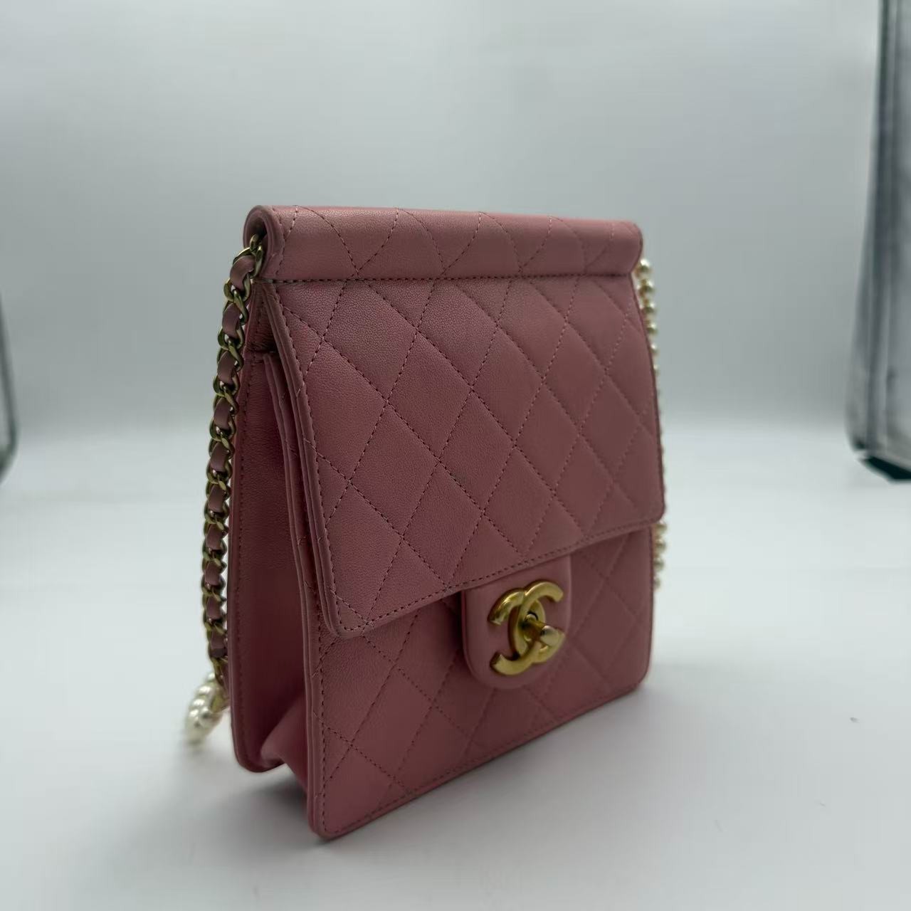 CHANEL pink diamond pearl chain vertical box bag H22919