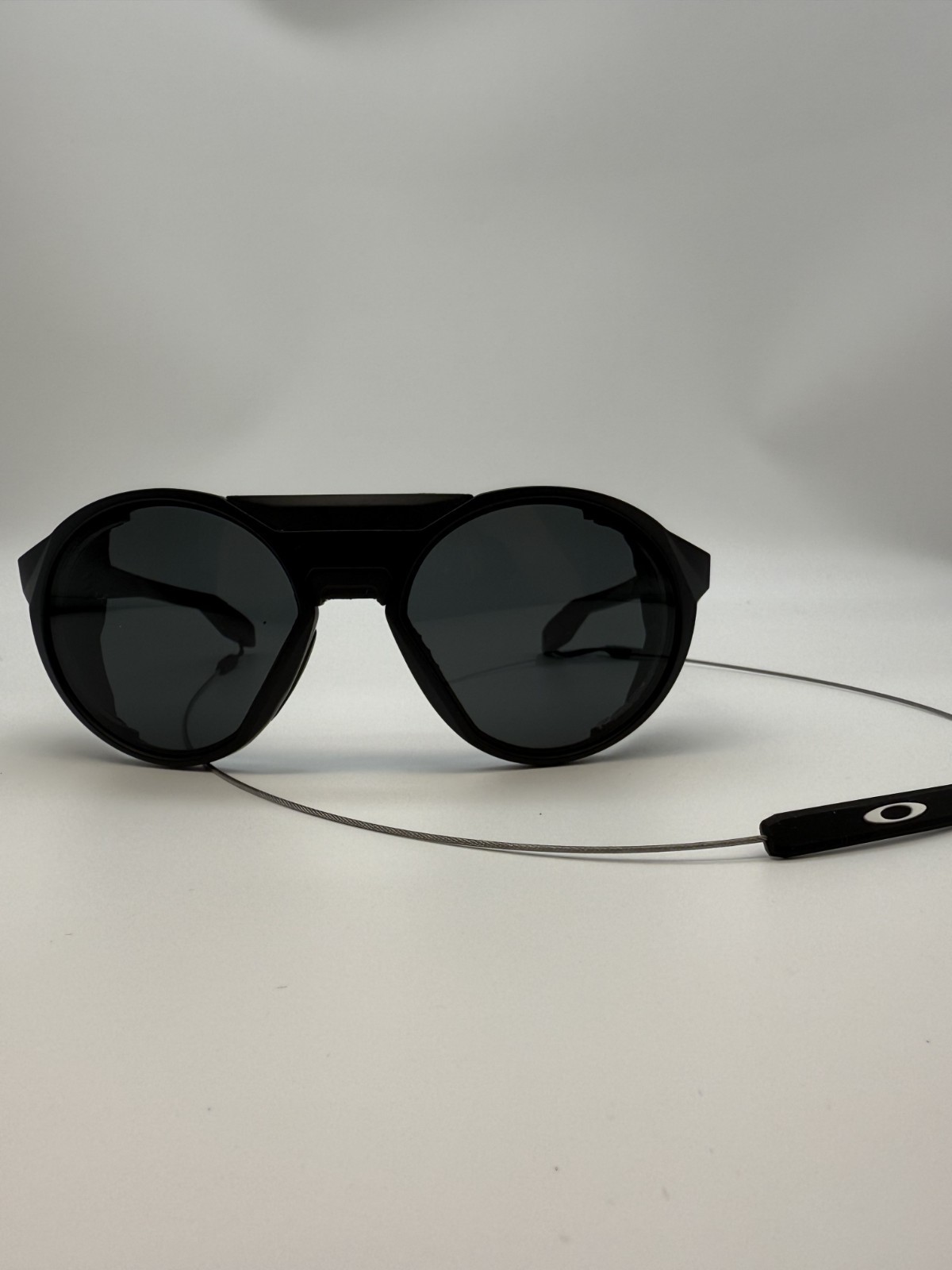 Oakley Men’s Oo9440 Clifden Round Sunglasses