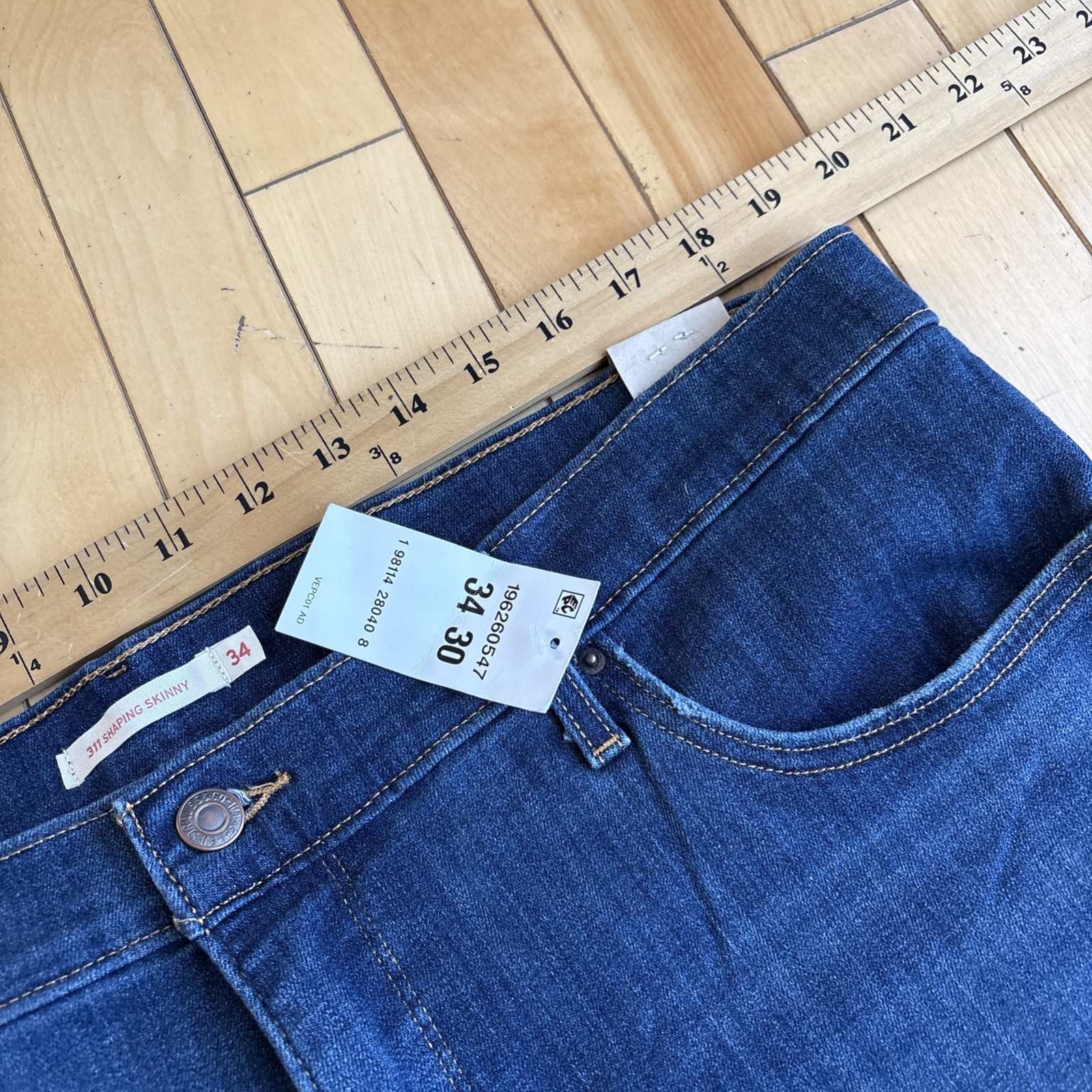 NWT Levi’s 311 Shaping Skinny Jeans Women’s Size 34Wx30L Dark Wash Distressed