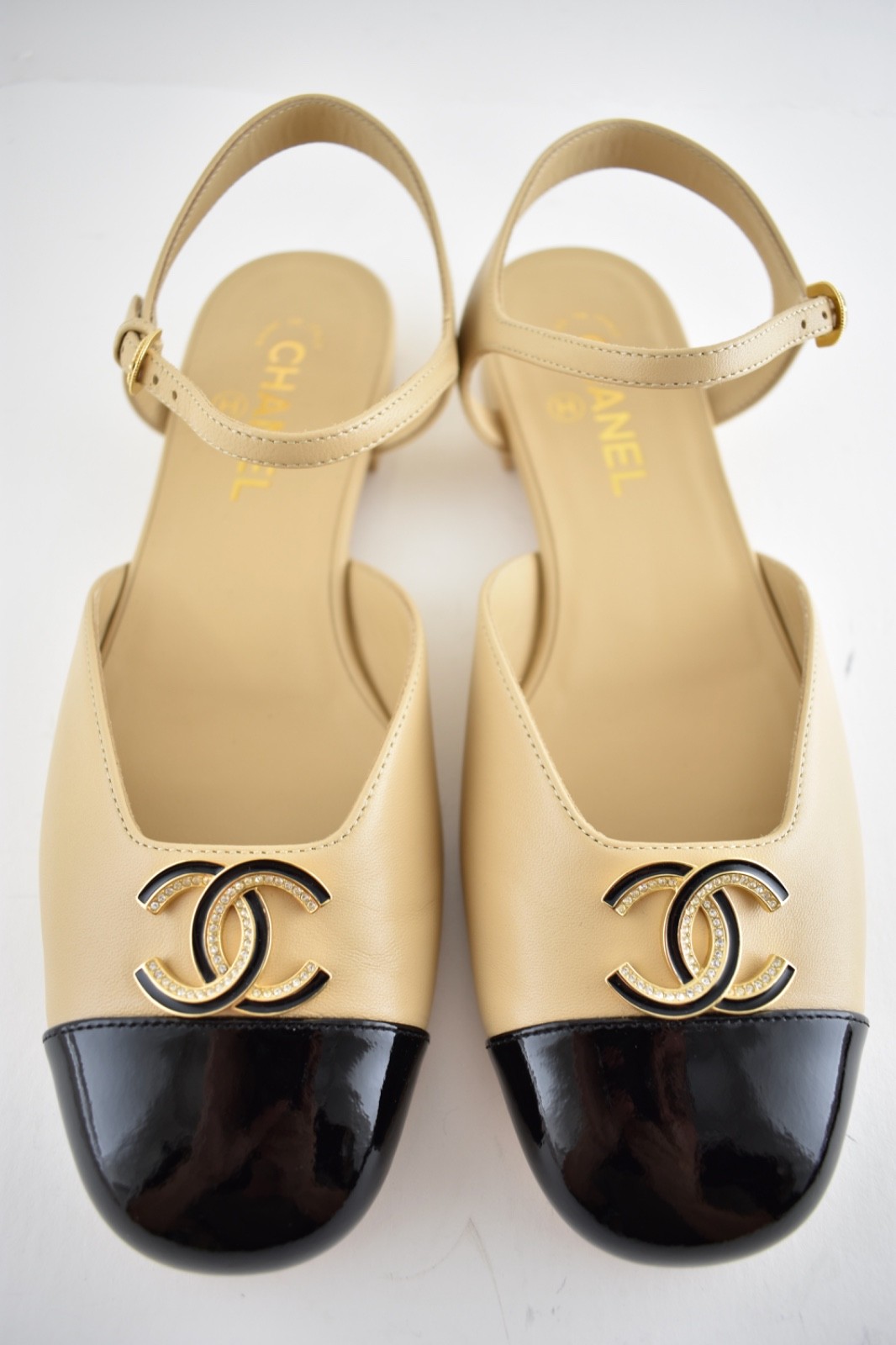 Chanel 25P Beige Black Gold CC Slingback Ankle Strap Ballerina Ballet Flat 40.5