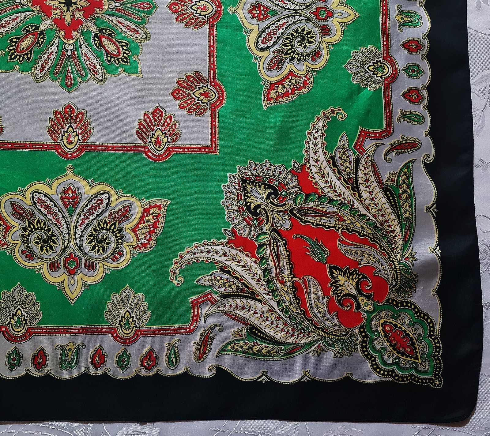 SCARF VINTAGE AUTHENTIC PAISLEY ART BLACK GREEN RED SILK 30” SQUARE