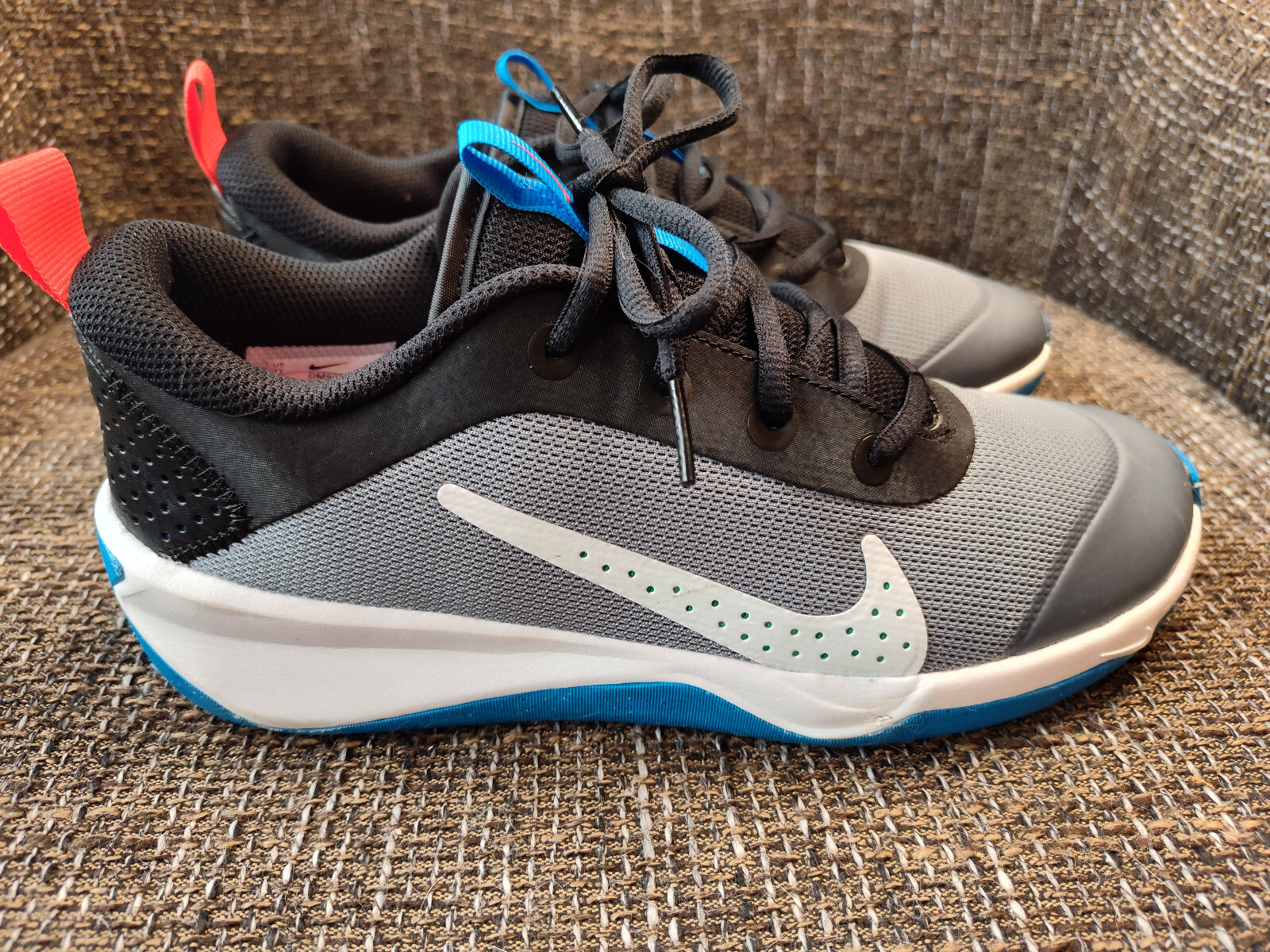 Nike Omni Multi-Court Low Cool Gray Blue Lightning Size 7Y – DM9027-006