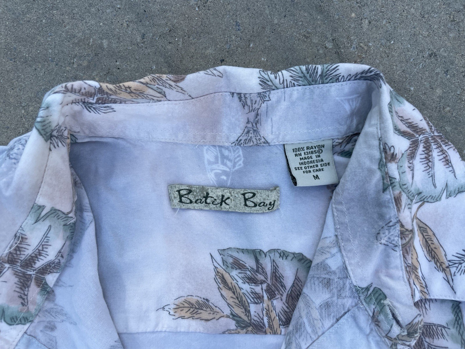 Batik Bay Hawaiian Short Sleeve Button-Up Shirt Size M 100% Rayon Palm Trees