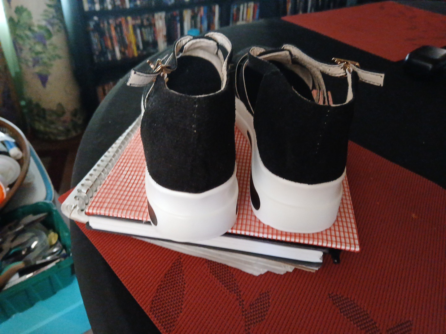 Women’s Black Closed Toe And Back Sandals Size 7 NWOB All Man Made Materials