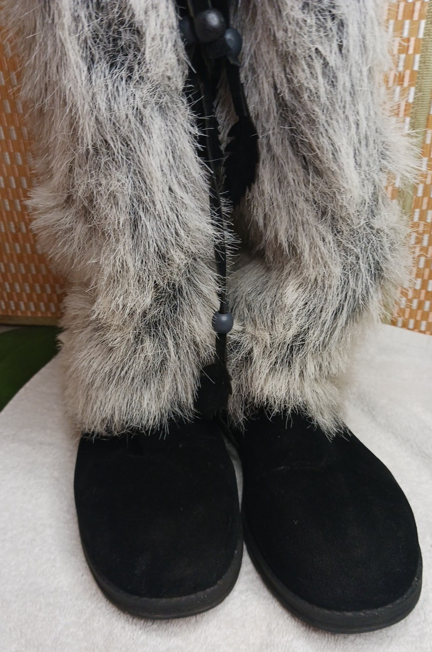 Mukluks Black with Gray Fur Comfort Boots Feather Charm Women US 9 Warm