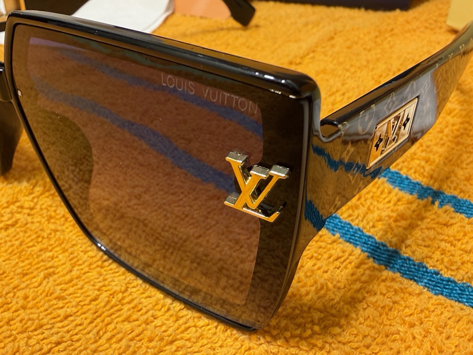 Louis Vuitton Oversized Square Sunglasses Black Plastic Frame Brown Tinted