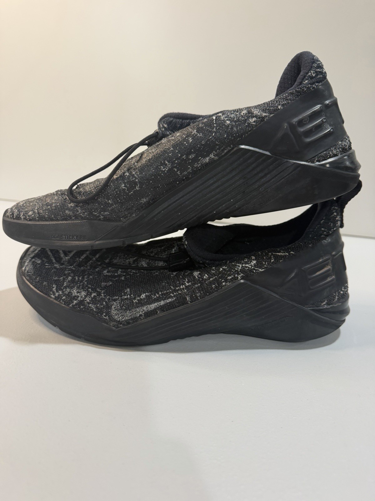 Nike React Metcon Men’s Low Top FlyKnit Lace Up Sneakers Black/White BQ6046-010