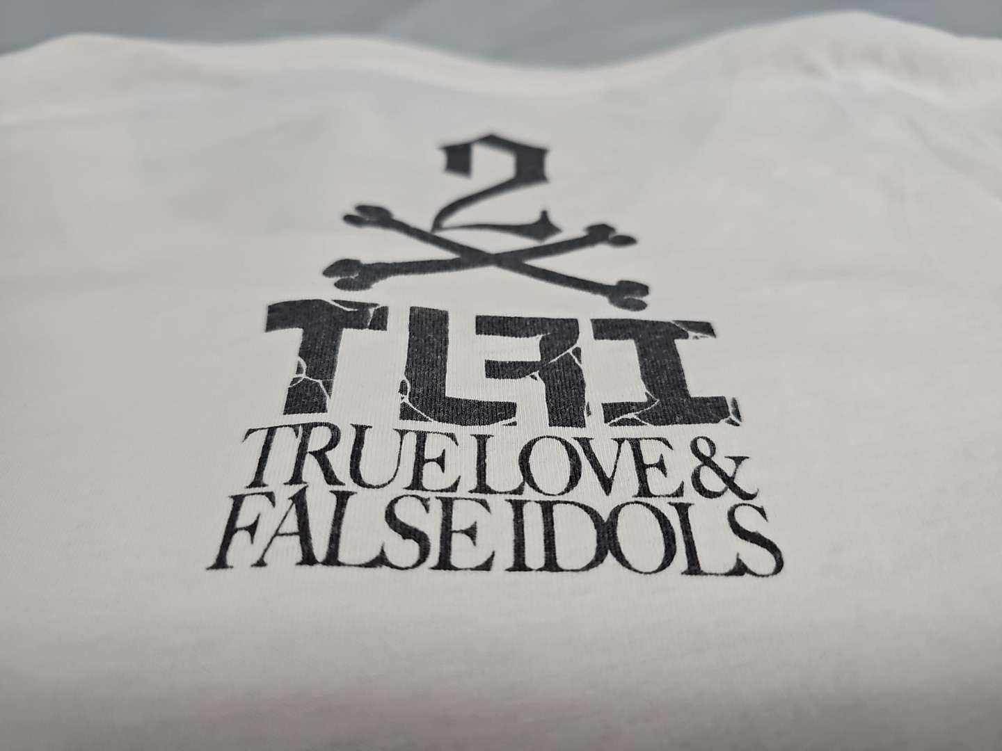 True Love & False Idols Painted Feel Muscular Wave Rider Distressed Tshirt L