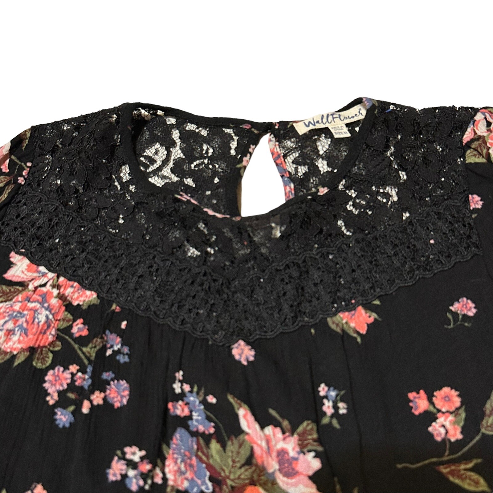 WallFlower Black Pink Red White Floral Blouse Size Women’s Medium