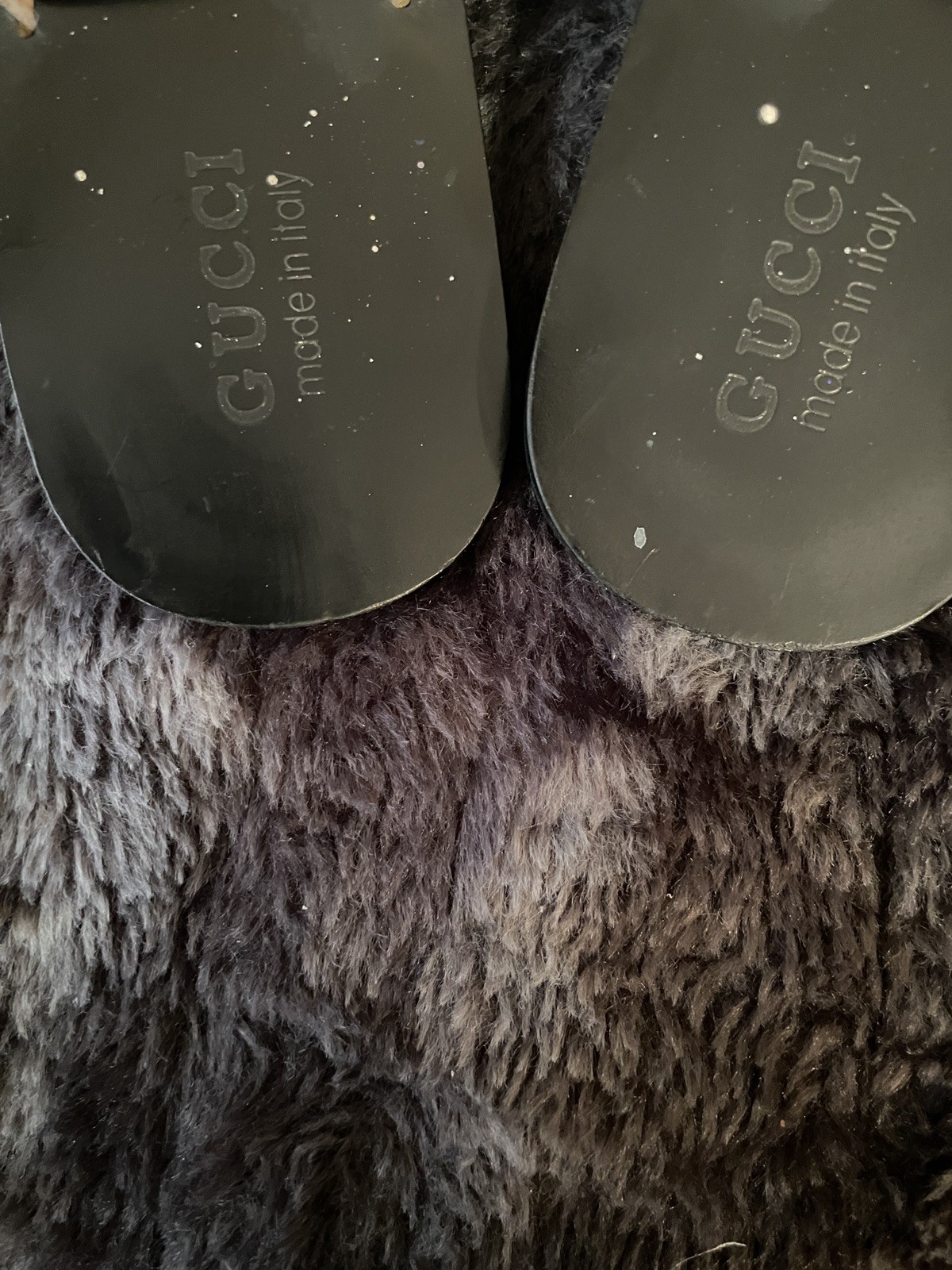 Gucci Logo Thong Sandals Women size 8 Black/Gold Rubber Slip-On