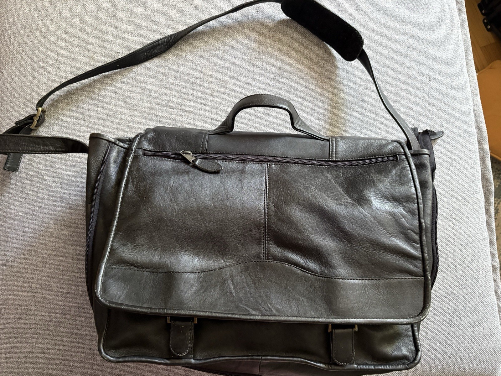 Vintage 90s Wilsons Leather Messenger Bag – Made in Colombia – Large Ring Detail