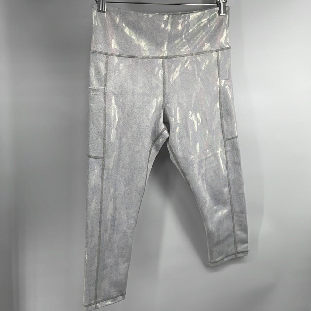 Zyia Silver Camo Metallic Pocket Light n Tight Hi-Rise Capri 20″ Leggings 8-10