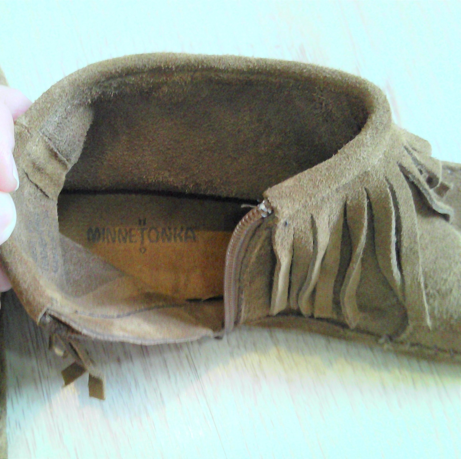 Minnetonka Moccasins Womens 9.5 9 1/2 Suede Fringe Beads Boho Shoes Slippers