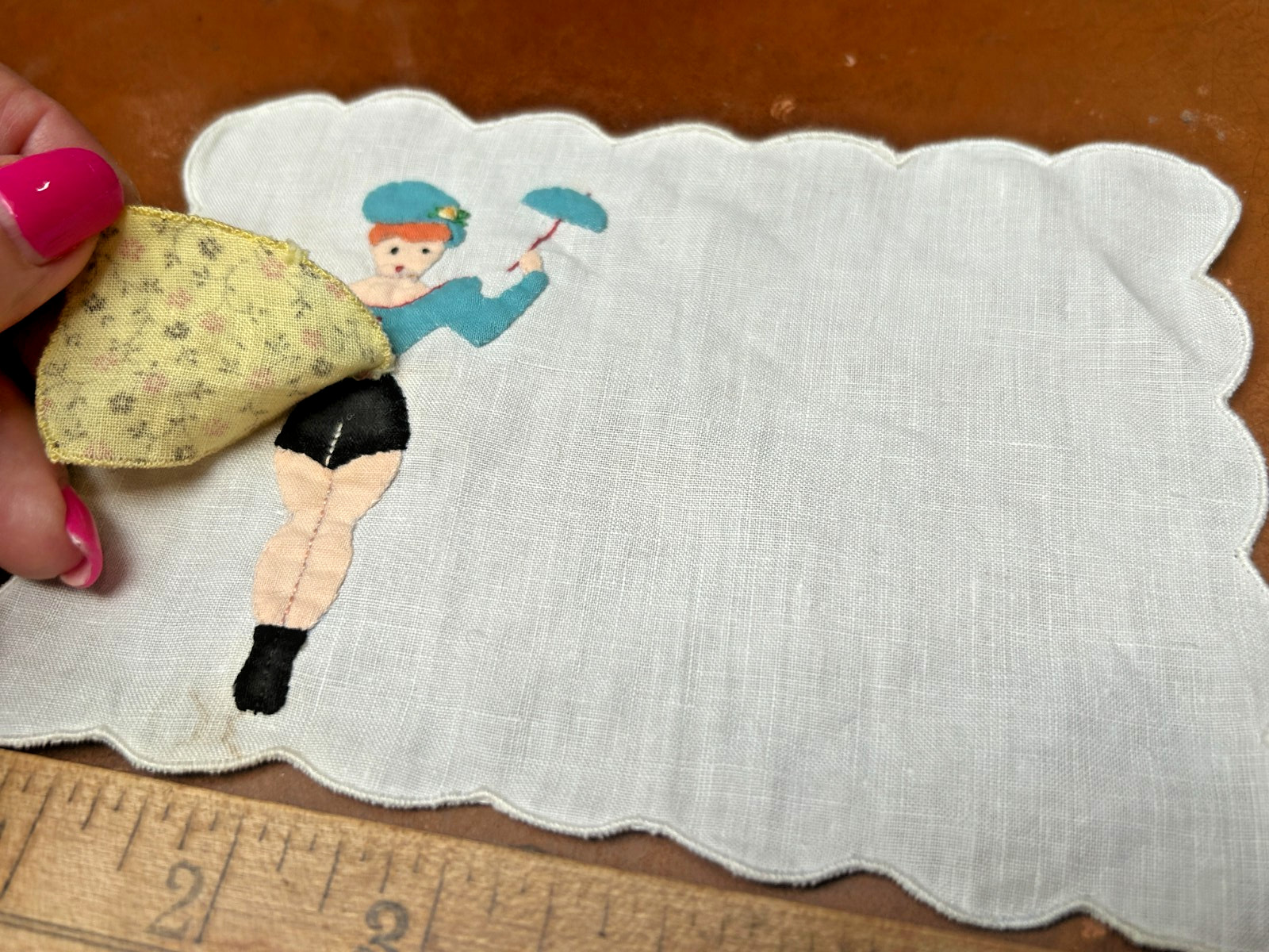 doily hankie embroidered l940s layered batiste 3.75×6.75
