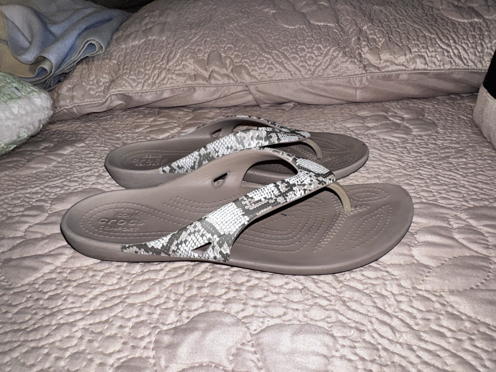 CROCS KADEE II SNAKE PRINT FLIP FLOPS THONGS SANDALS SIZE 8