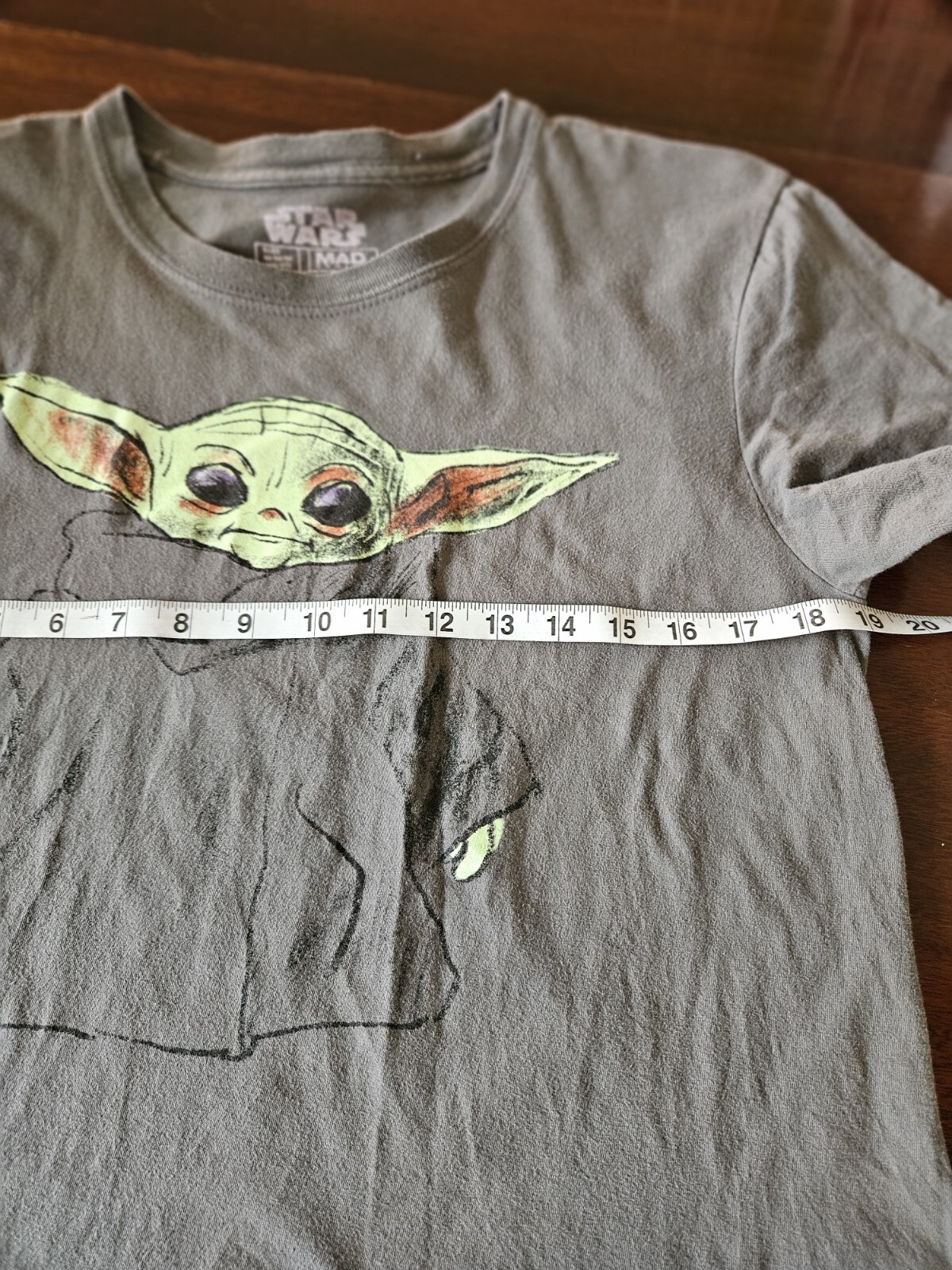Mad Engine Mens Star Wars Medium Mandalorian Grogu Baby Yoda TShirt EUC