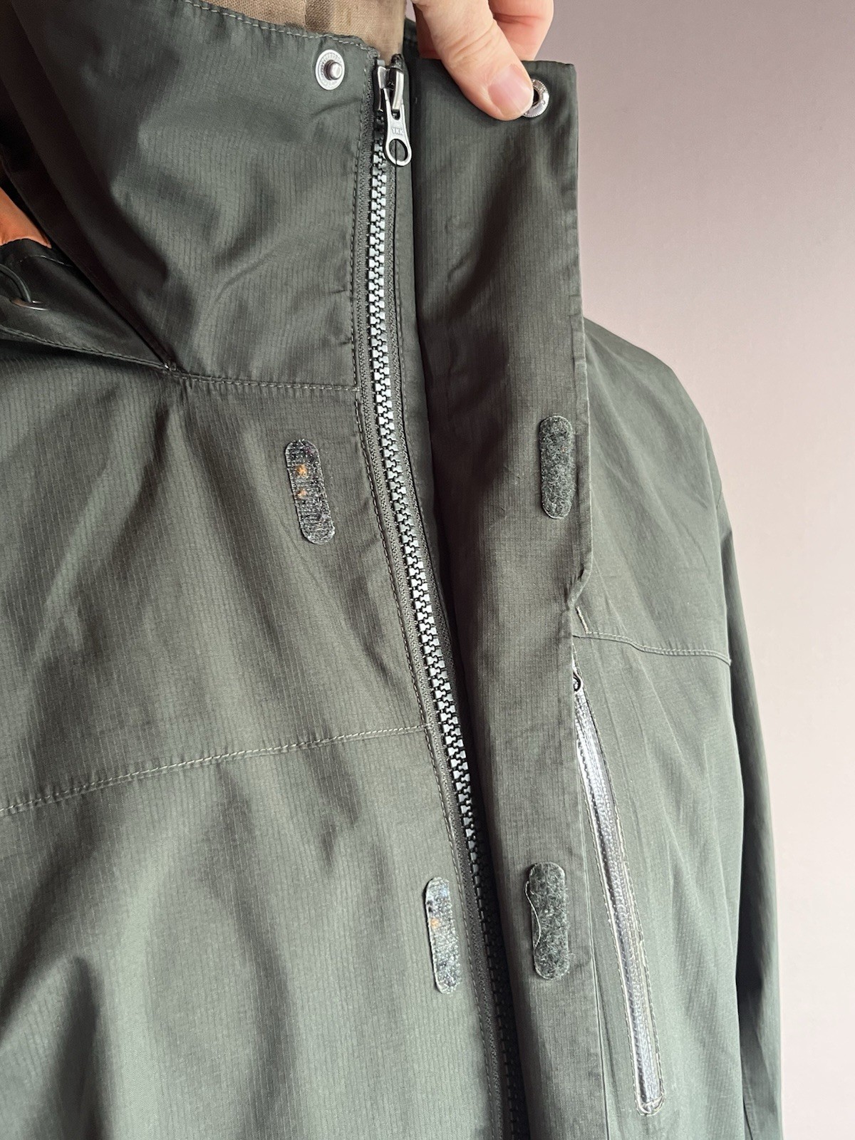 Kathmandu Gore-Tex Jacket Mens Size M Green Hooded Waterproof Outdoor Hiking