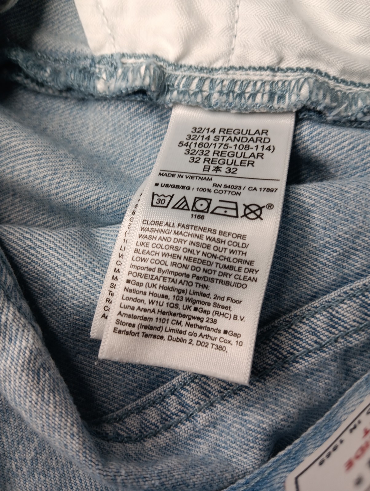 GAP Low Stride Jean Short Women 32 14R All Over Print Logo Lightwash Distressed