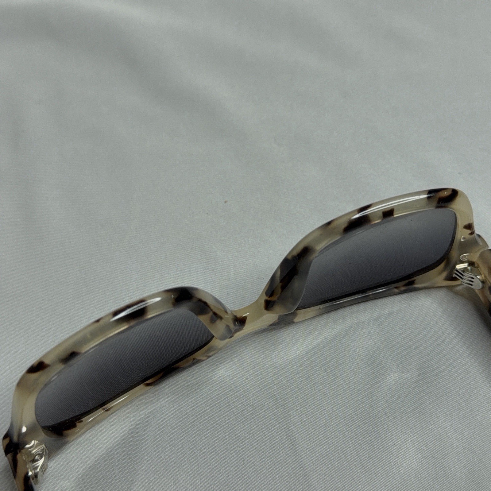 Diff Eyewear Bella II Cream Tortoise Frame Grey Gradient Lens Cat Eye Sunglasses