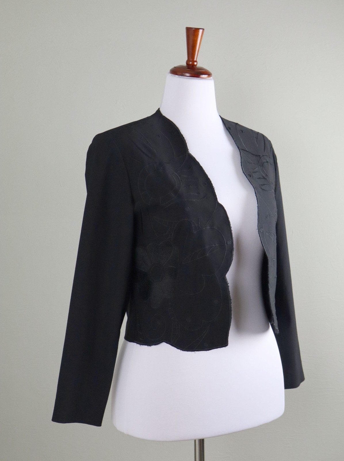 JOSEPH RIBKOFF Trends $285 Floral Embroidered Cropped Scallop Jacket Top Size 10