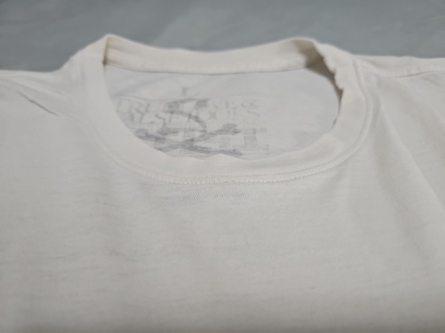 True Love & False Idols Painted Feel Muscular Wave Rider Distressed Tshirt L