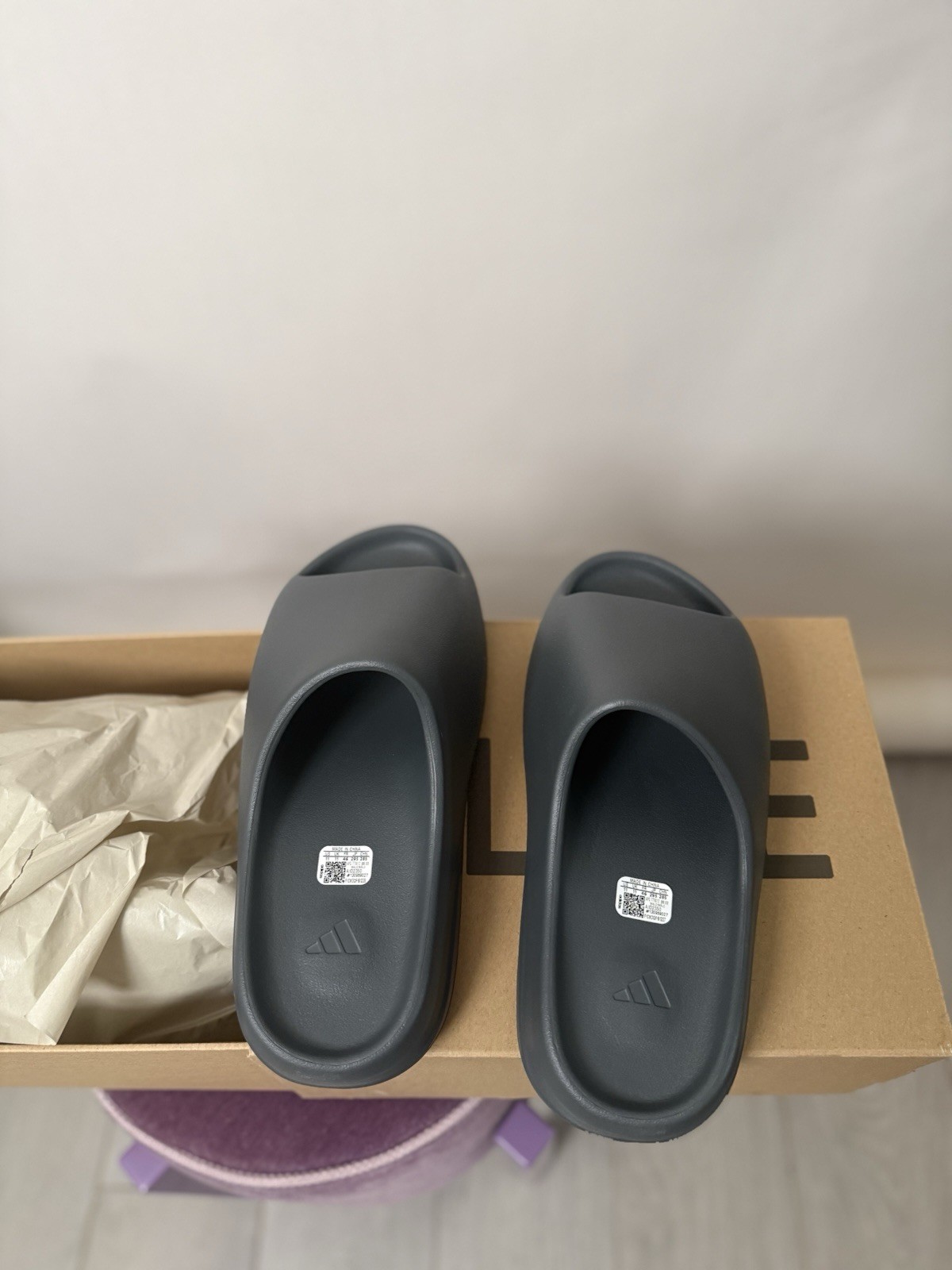 adidas Yeezy YZY Slide ID2350 Men’s Gray Comfort Rubber Sandals Size 11